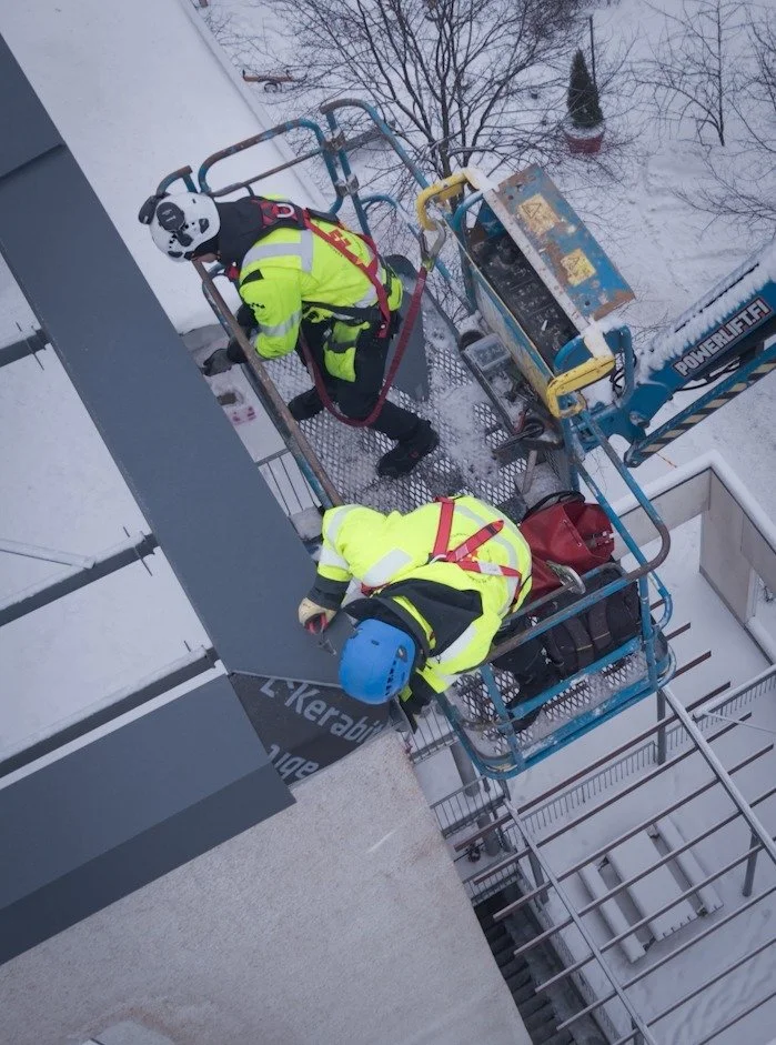 Kattokorjaamon timanttitiimi oli eilen Espoossa hoitamassa asiakkaan kohteessa uuden r&auml;yst&auml;rakenteen kuntoon.
Ongelmana oli vesivuoto sek&auml; tuulella kovaa &auml;&auml;nt&auml; pit&auml;nyt r&auml;yst&auml;spellitys. No...nyt ei en&auml;
