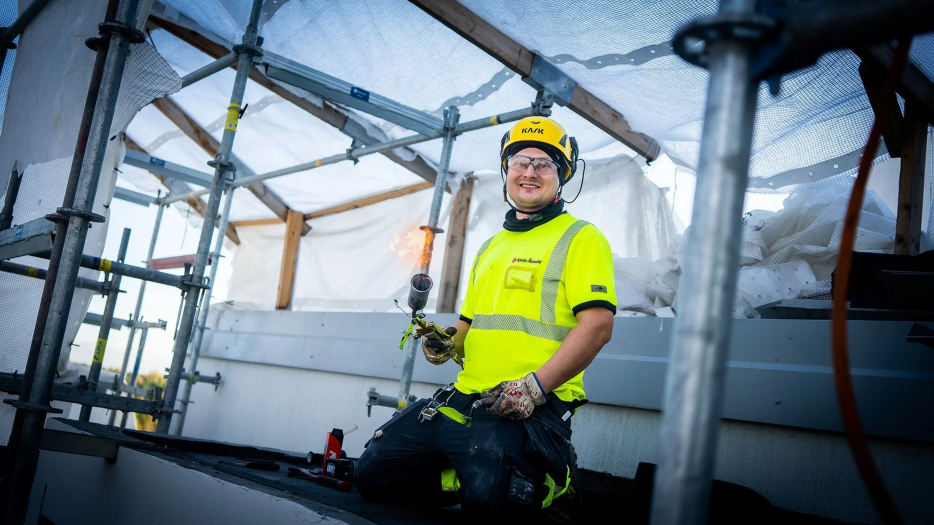 Harri Mannonen asentamassa kermiä Espoon Kivenlahdessa syksyllä 2022.