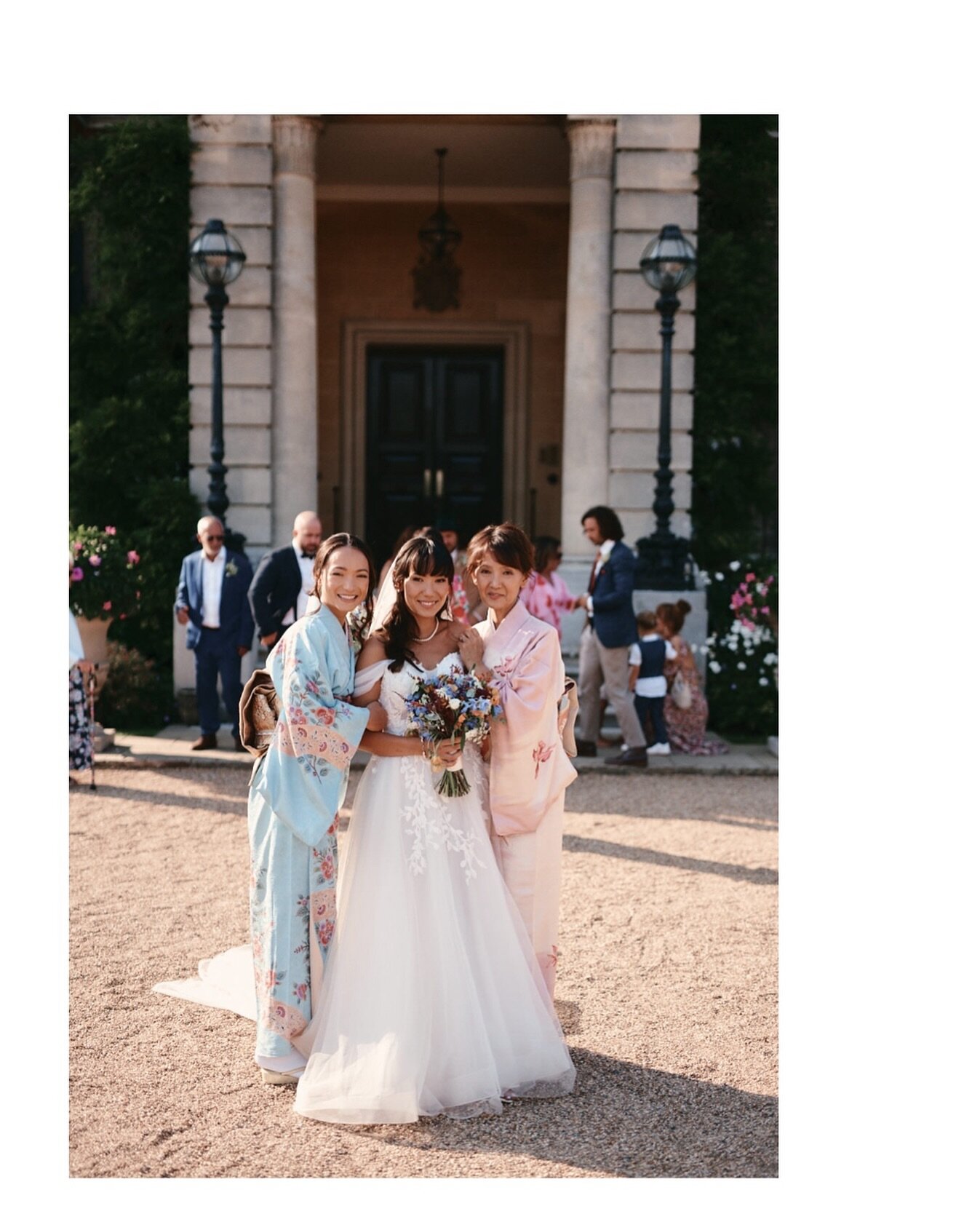 Group shots are such an important part of wedding photography, but they don't always need to be so rigid and structured. ^^ Hedsor house back in September with @serena_nakataniwicks and @george_nakataniwicks @hedsor #luxuryweddingphotographer #london