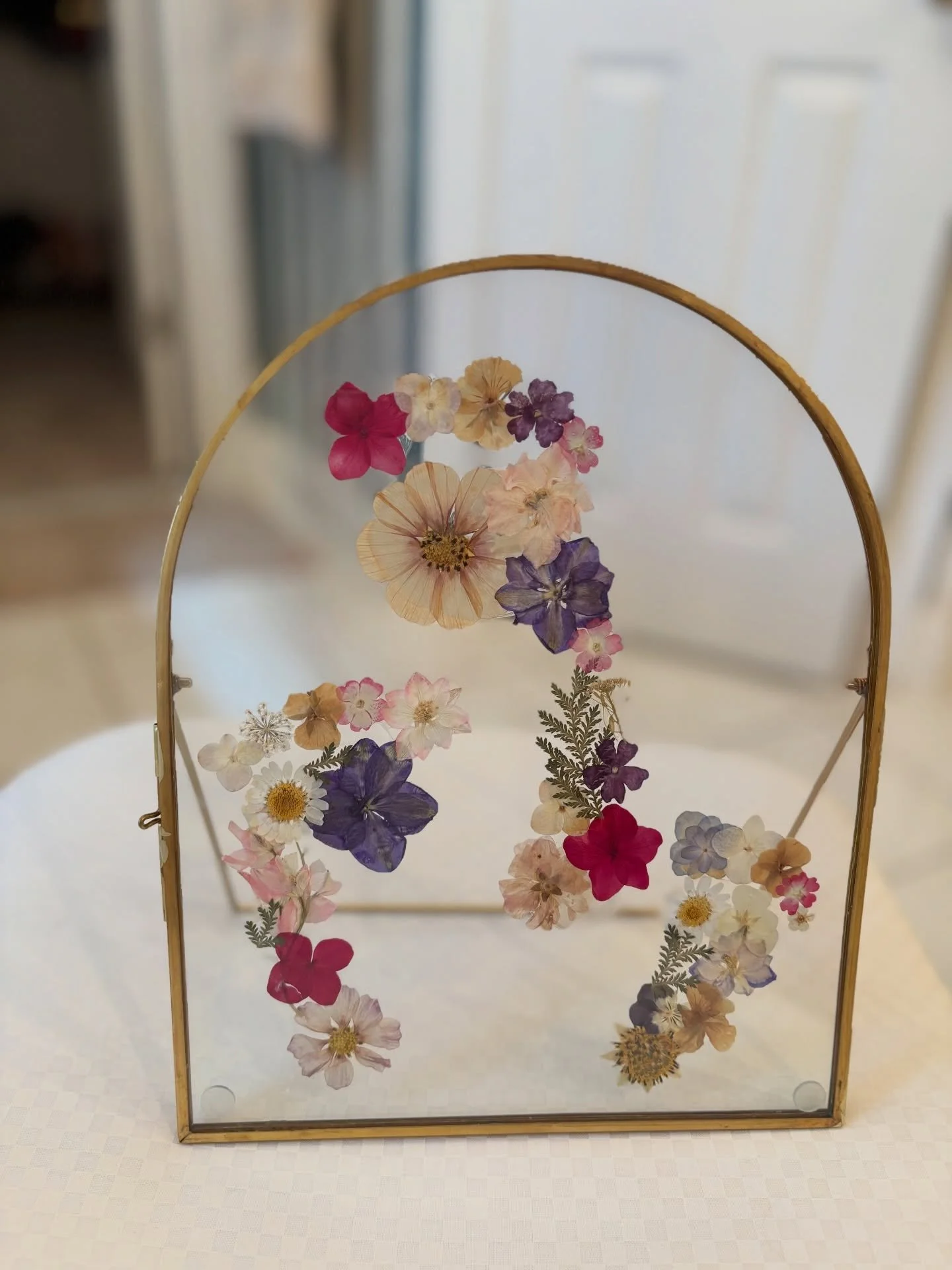 Still one of my favorite Mother&rsquo;s Day gifts 💕 My babies tiny feet with pressed flowers! A special gift that can be kept forever 😍
💌Comment FLOWERS and I&rsquo;ll message you with everything I used! 

#mothersdaygiftidea #momsofinstagram #eas
