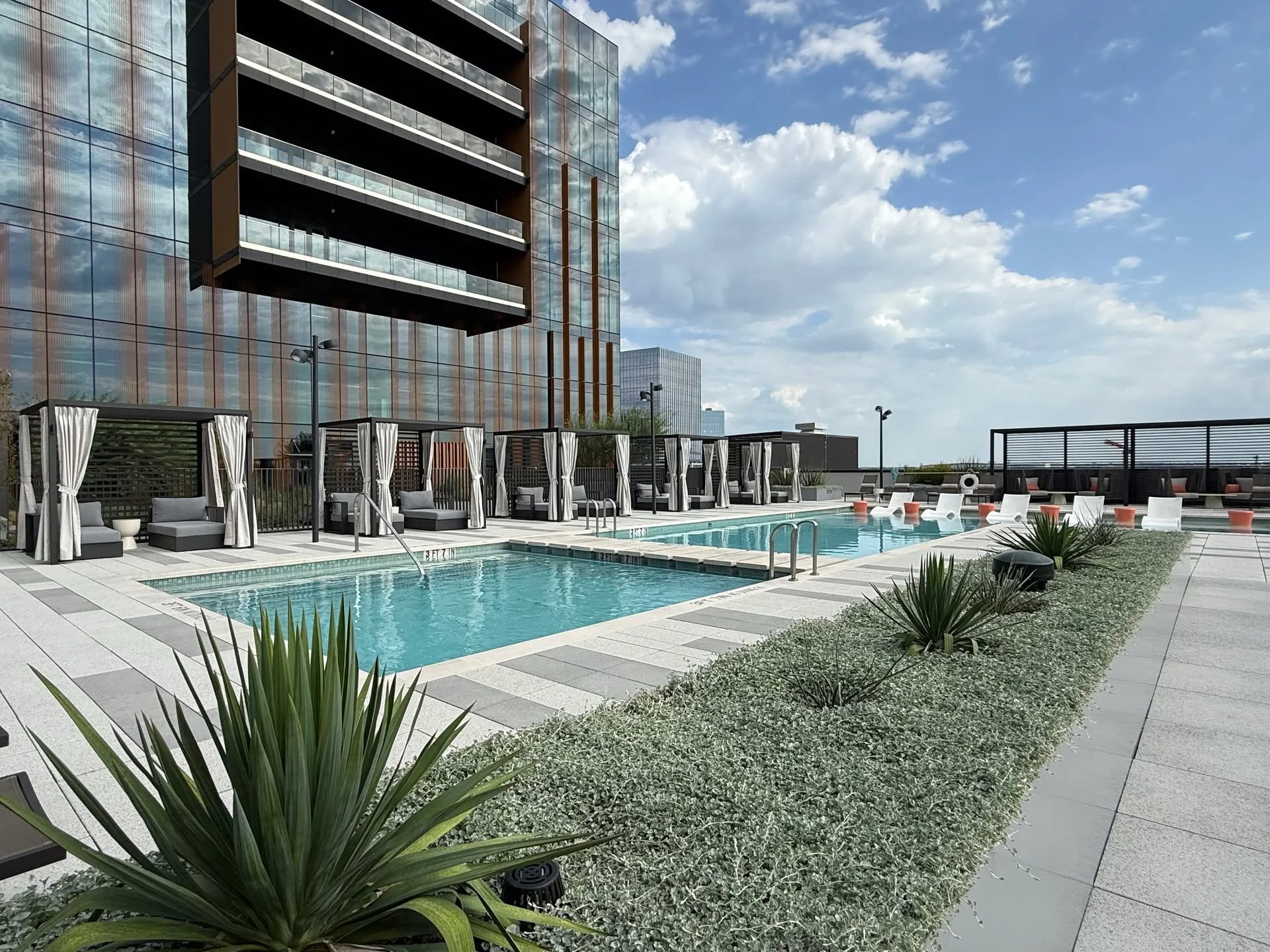 It's hard to believe it's been over a year since One Uptown officially opened. From the expansive rooftop deck to the ground-floor amenities, there&rsquo;s plenty of space for tenants to unwind and enjoy!

#LandscapeArchitecture
#LandscapeDesign
#Lan