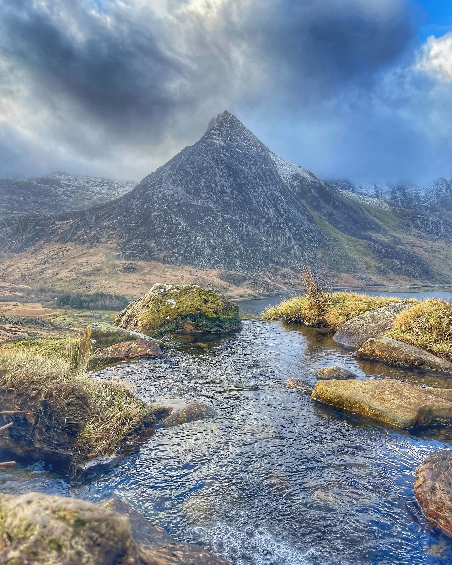 🌄 One of the most iconic peaks in Wales, Tryfan stands tall at 917.5m, offering breathtaking views and an unforgettable adventure. This rugged mountain is famous for its dramatic profile, resembling a giant stone ridge, and is a climber&rsquo;s para