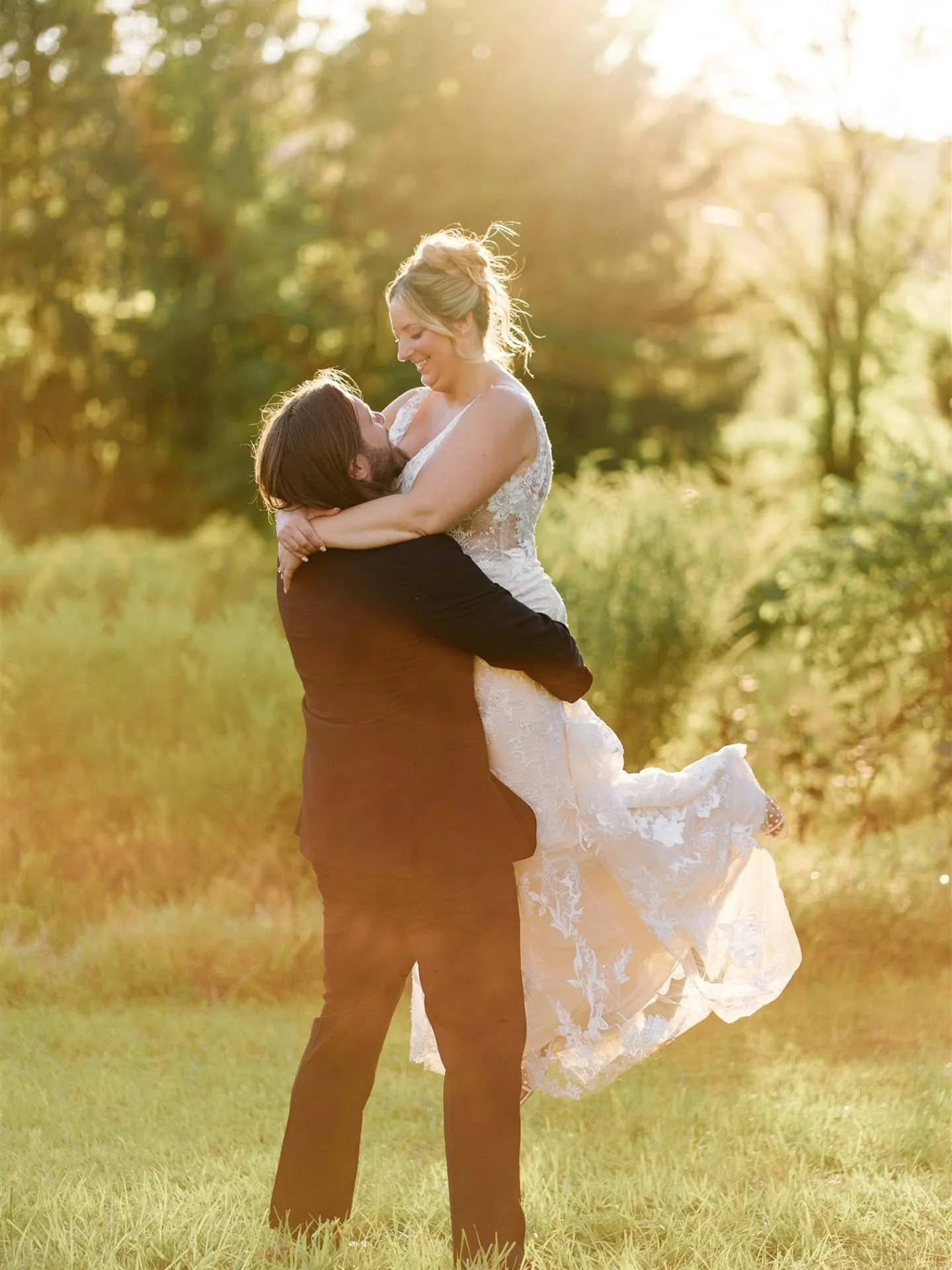 Cheering because its gallery delivery day for J + J! 🤩

Venue: @blackwalnutfarmny @thebarnatblackwalnutfarm 
Photographer: @juliaannphoto_ny 
Videographer: @weddingstoriesbyjesseo 
Makeup: @makeupbyjenarobinson
Hair: @privbeautyandbridal 
DJ: @muchm