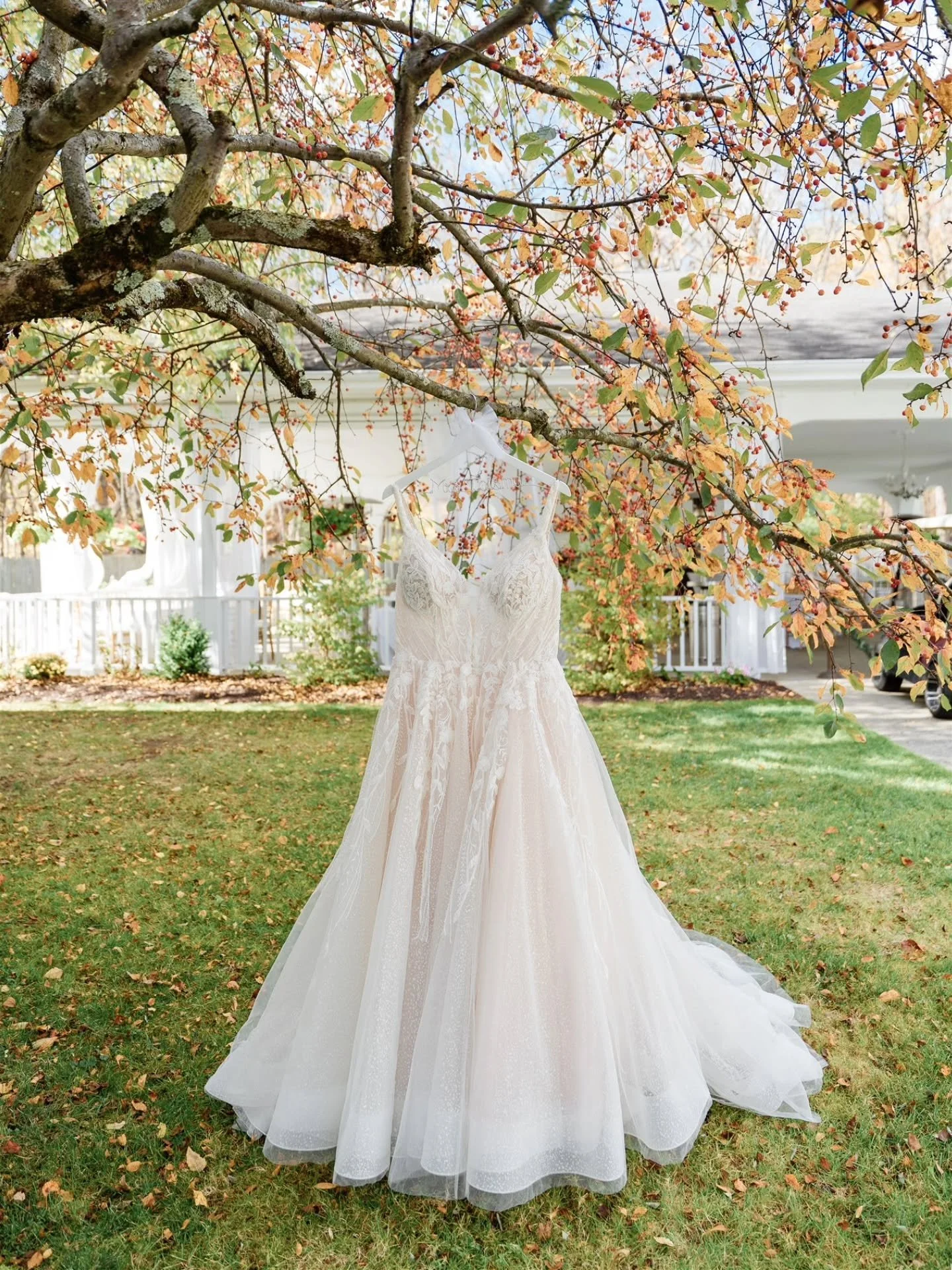 Last wedding of the season = last sneak peaks delivered! Such a bittersweet feeling. Kayla and Kevin, your wedding was so beautiful, thank you for trusting me with it!! 

Venue: @curryestate 
Photographer: @juliaannphoto_ny 
Florals: @dejavufloral 
D