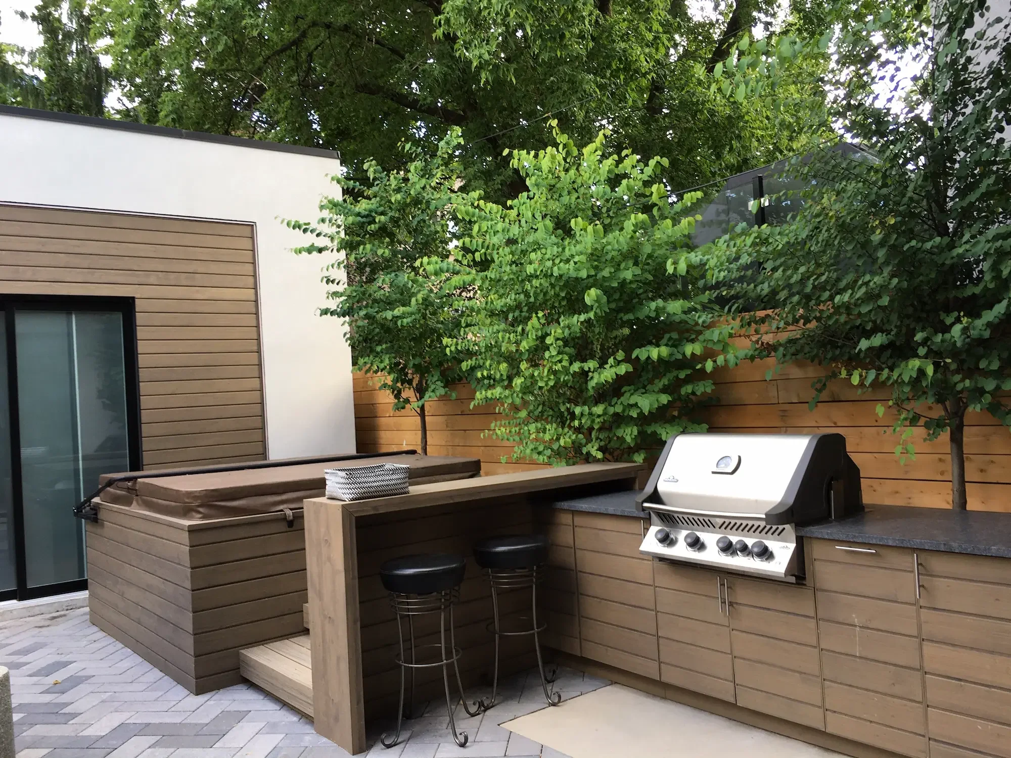 Designing an Outdoor Entertainment Area: Layout, Zones and What Ties It All Together