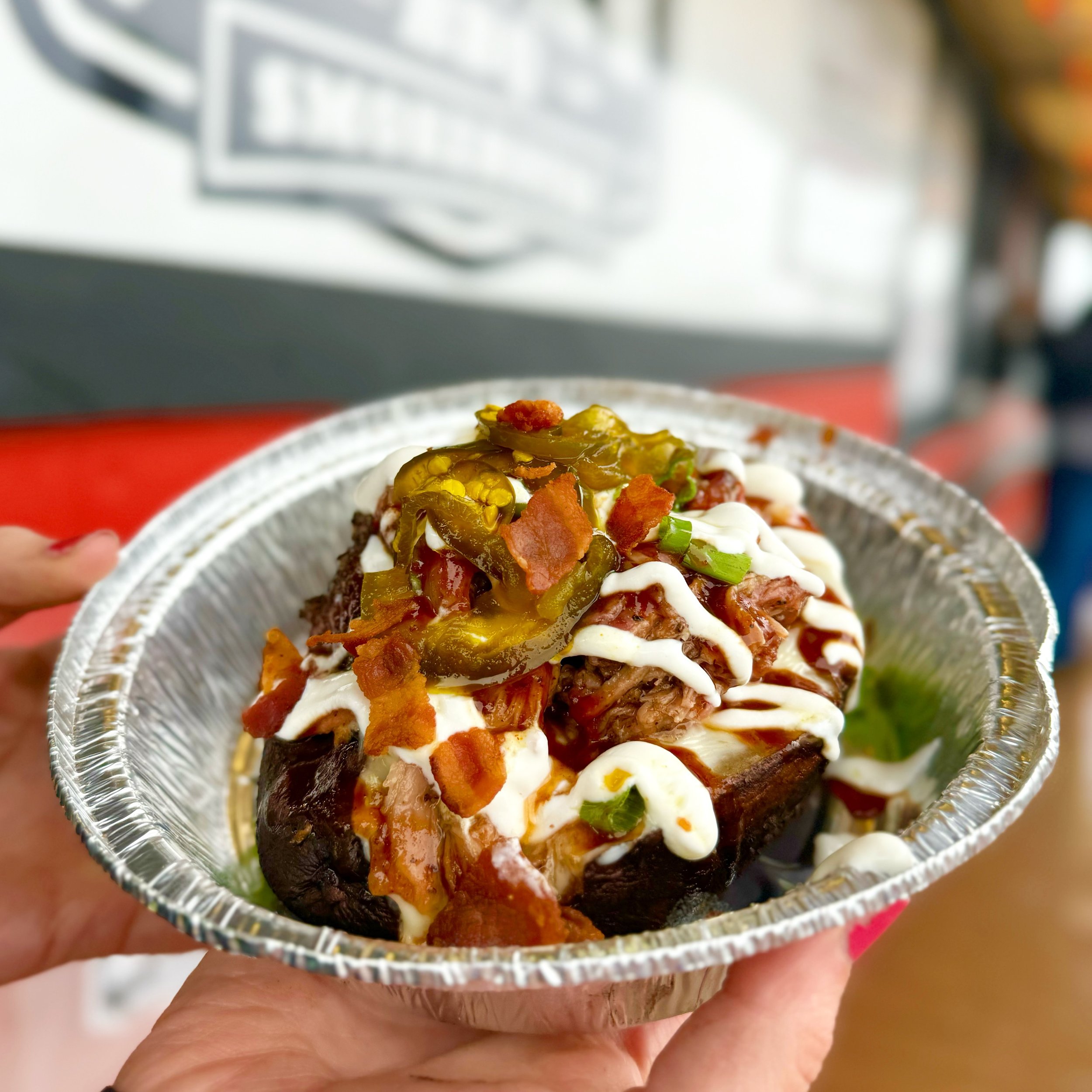 Curbside orders cure all rainy day blues 🌦️
.
🥔 XXL Stuffed Potatoes: Smoked and topped with green chile queso, your choice of meat (BBQ Pork, Brisket, Chicken Bites), green onions, candied jalape&ntilde;os, bacon and Master Q Sauce!!!
.
Order onli