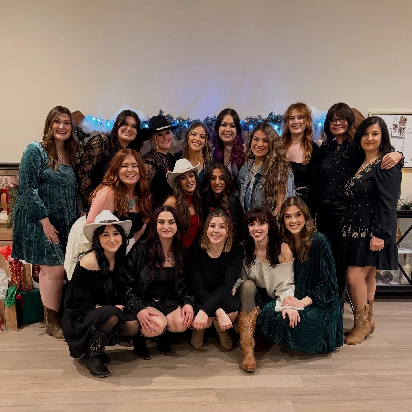 Merry Christmas from our salon family to you and yours 🎄💖🎁 Wishing all of you a safe and happy holiday 💝