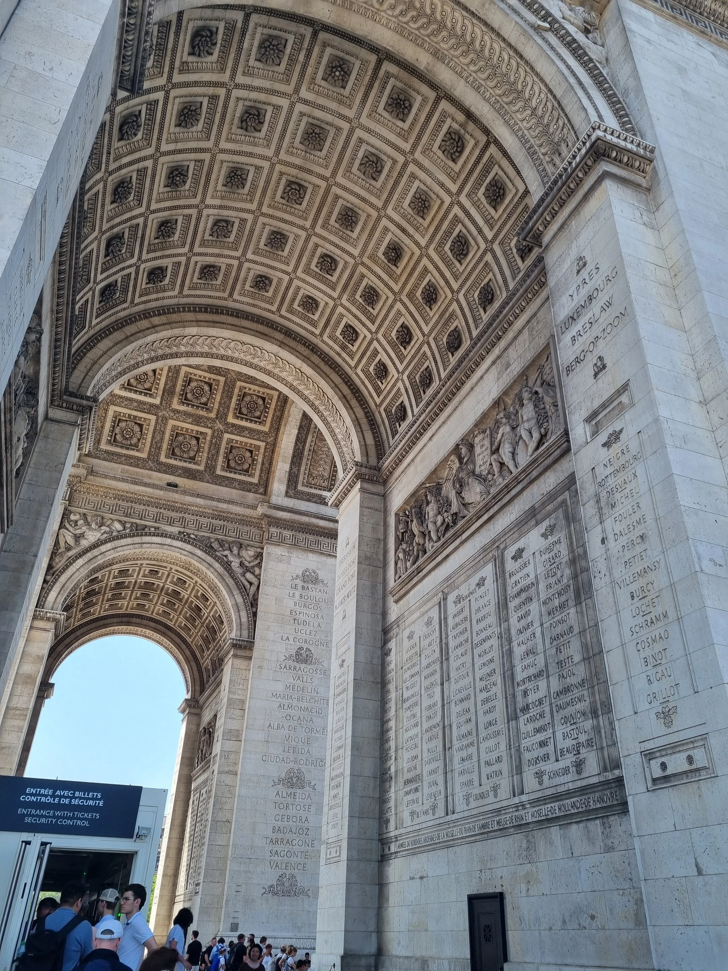 Photo of the Arc of Triumph from below