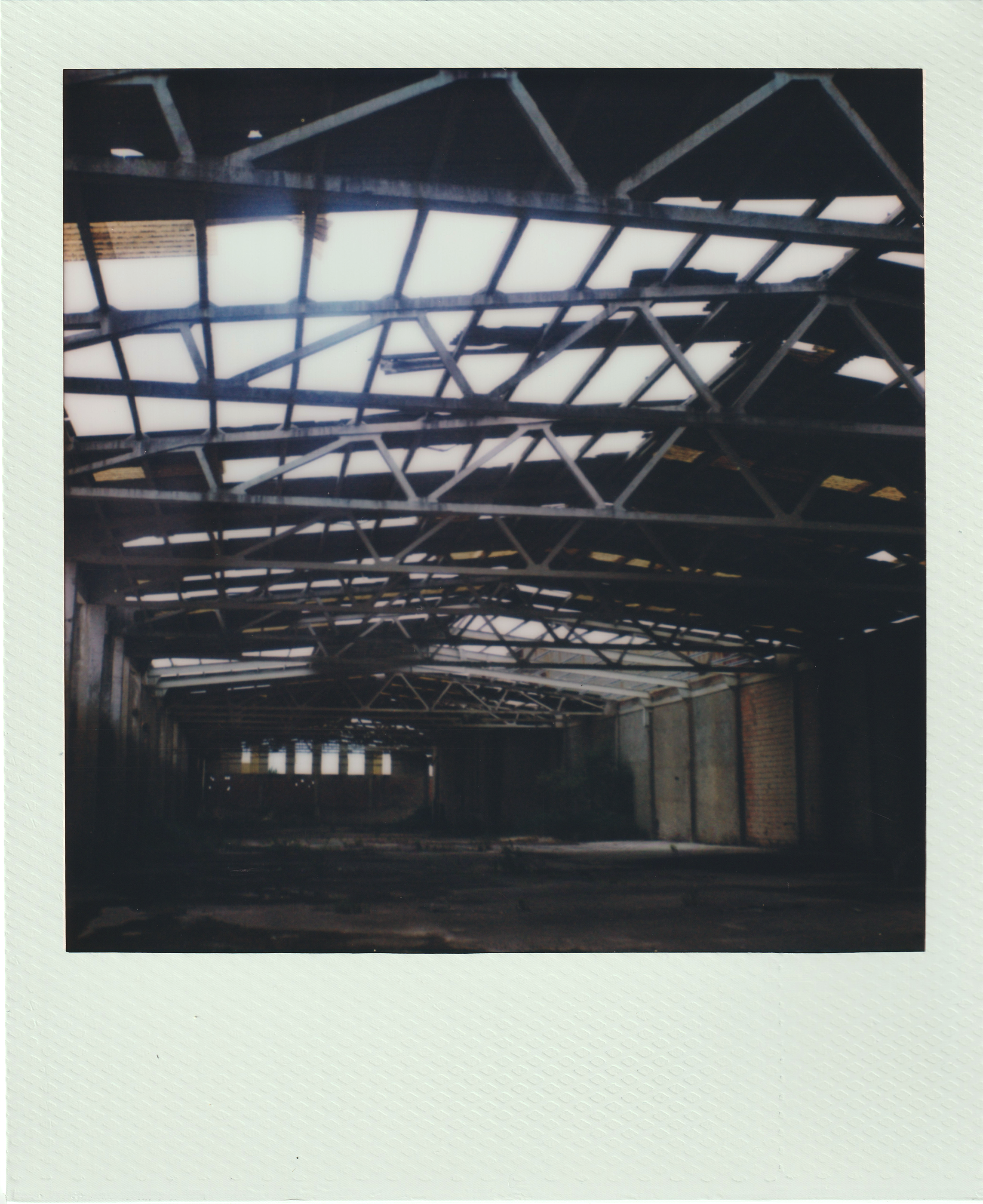 2026.05.30 - Fabrica abandonada - Polaroid SX-70 - Scan_7.png