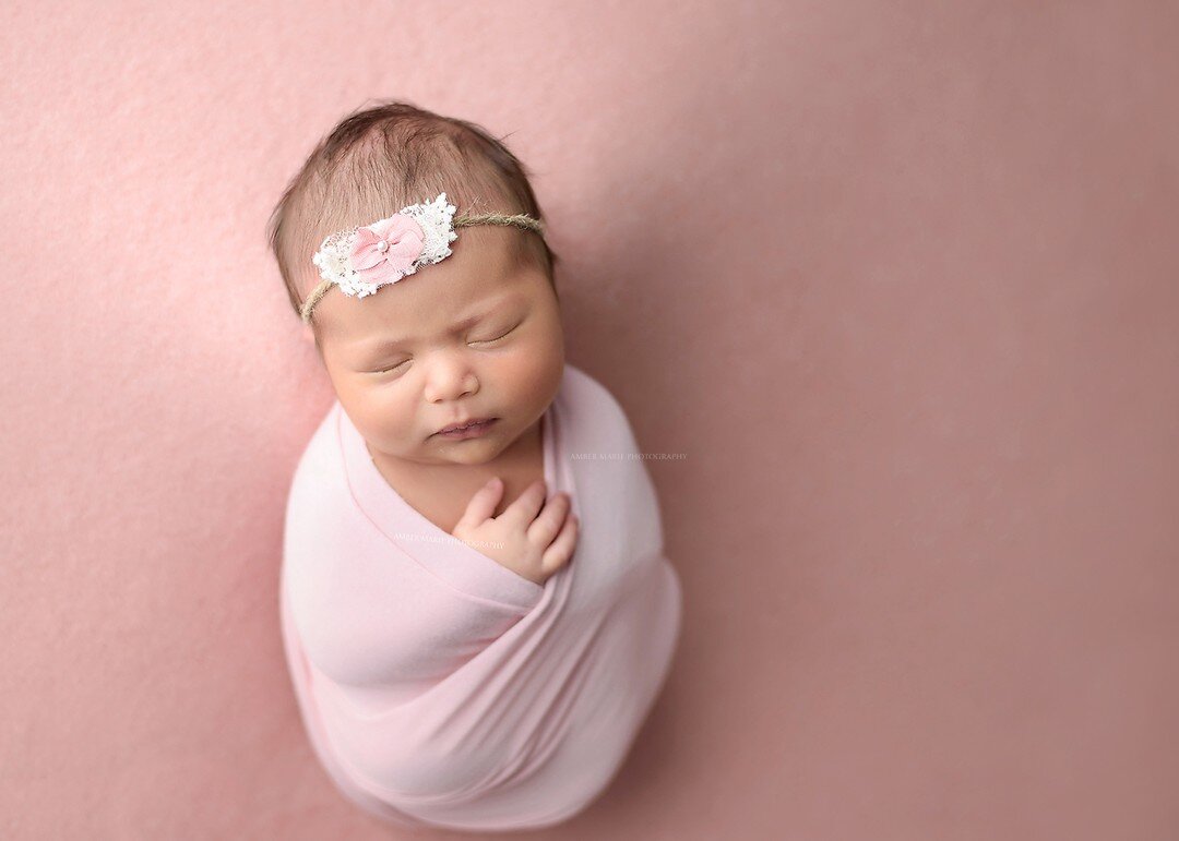 Eeeek Avi you are just perfect in every way and I am so happy that I got to take your pictures BUT also that your mommy and daddy are good friends so I get to cuddle you often! 

Backdrop from @fancyfabricandprops 

Northfield Newborn Photography
www