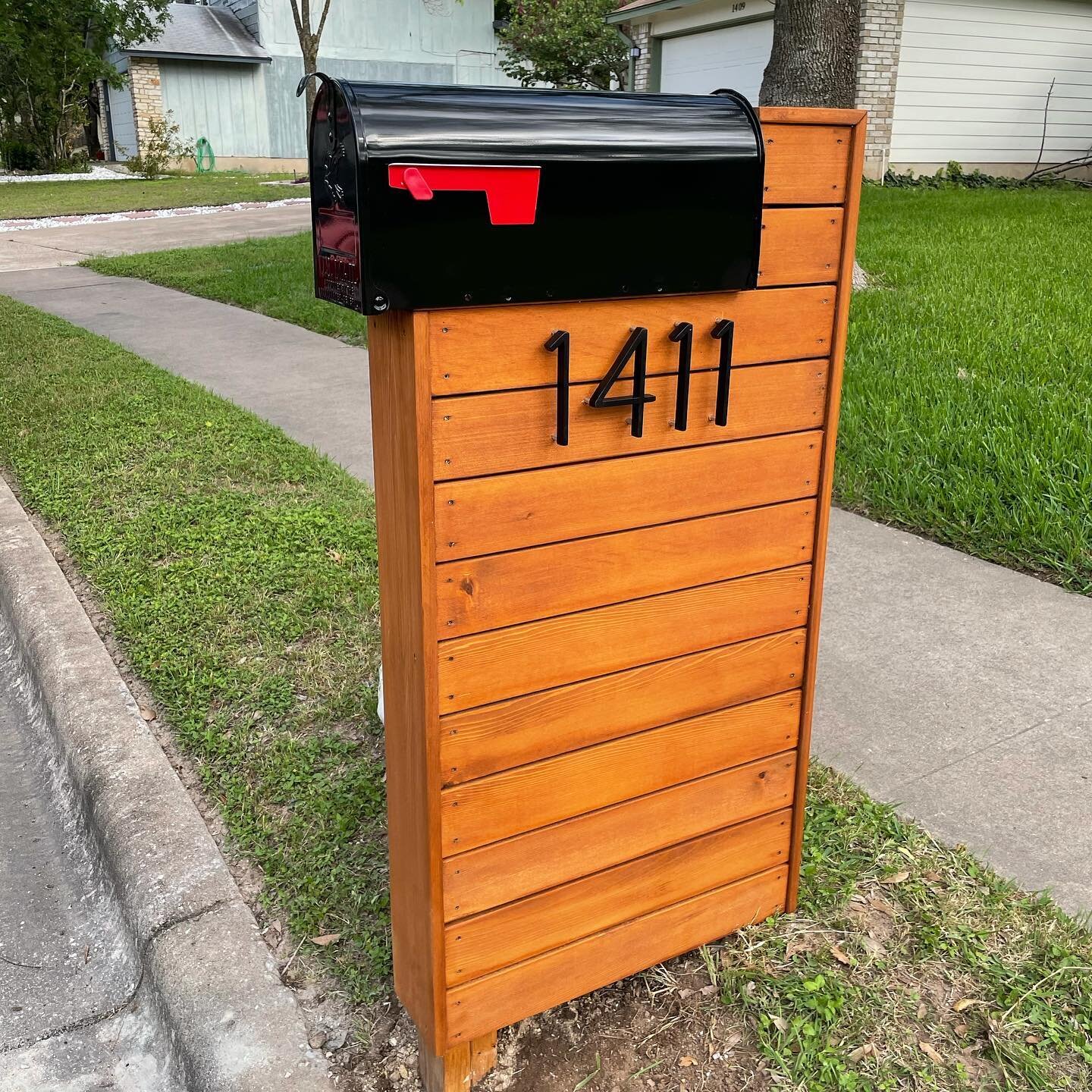 Another rescue job for an old mailbox literally falling over 🤘🏼💪🏼 

#ronsmailboxesdotcom
#curbappeal #hubbahubba #showstopper #mailboxenvy #mailbox #mailboxpost #saveusps #cedarfurniture #carpentryskills #newdesign