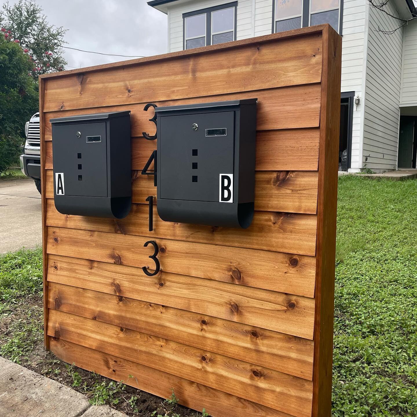 Duuuuude, the duplex model! AKA, The Dudeplex 😎

#dudeplex #mailboxdesign #modernmailbox #curbappeal #homeinvestment