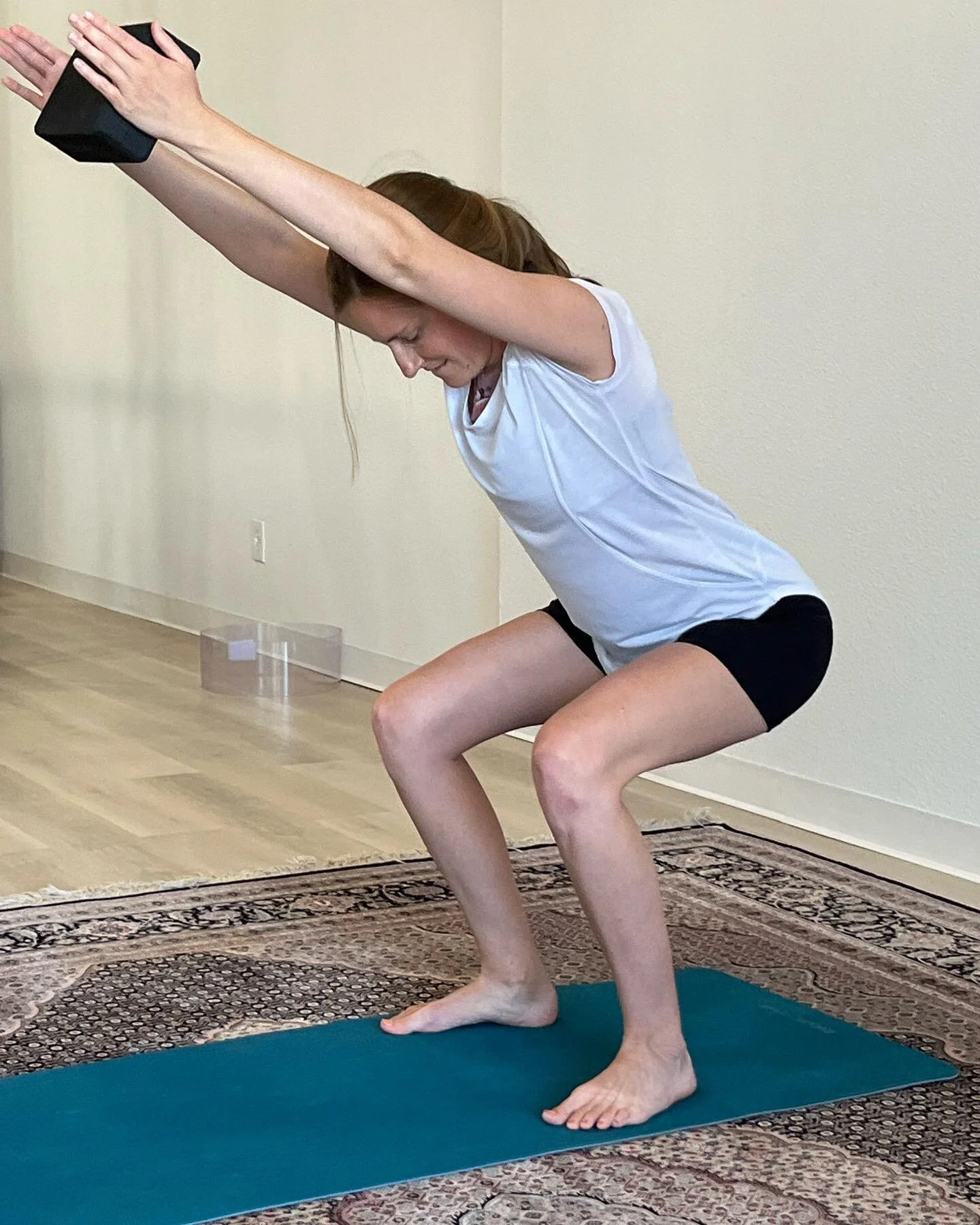 Chelsea looking strong in mat class today! #pilatesmat #squats #mermaid #lunge