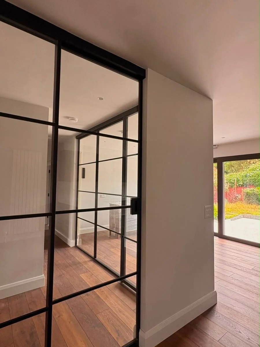 How stunning is this glazed partition wall system? 🤩
&bull;
Creating a defined corridor while allowing natural light to flow through the space. A great example of how clever design can completely transform a space👌
&bull;
#interiordesign #dartmouth