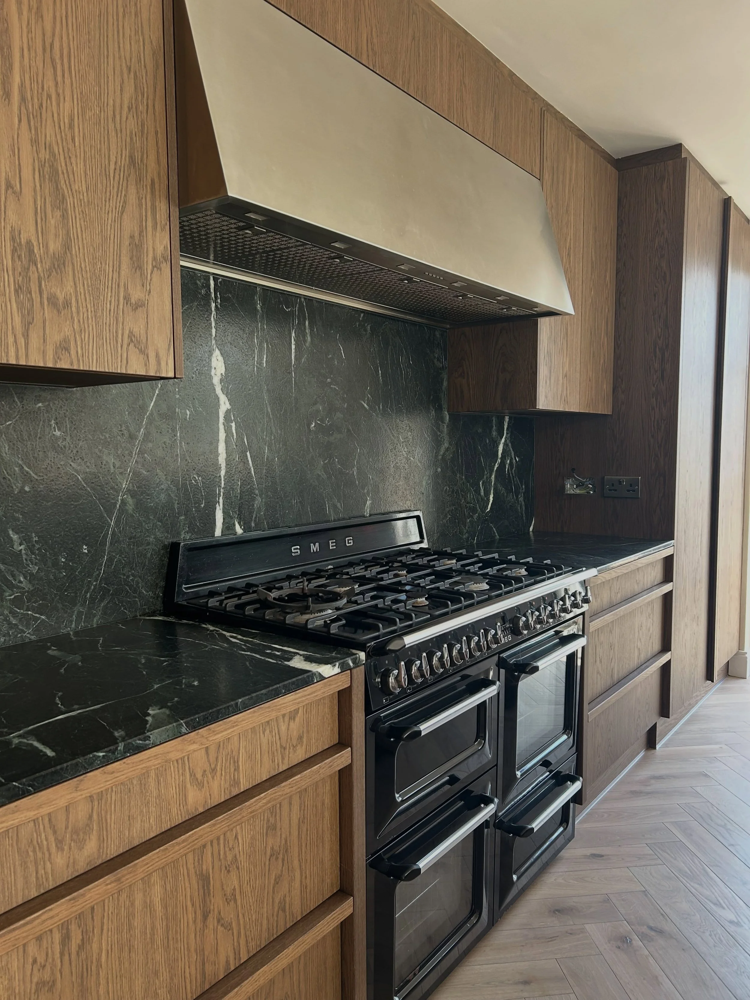 The transformation a beautifully crafted kitchen brings to a space is the difference between ordinary and breathtaking✨
&bull;
#kitchendesigns #kitchenrenovations #hometransformations #interiordesign #bespokekitchens