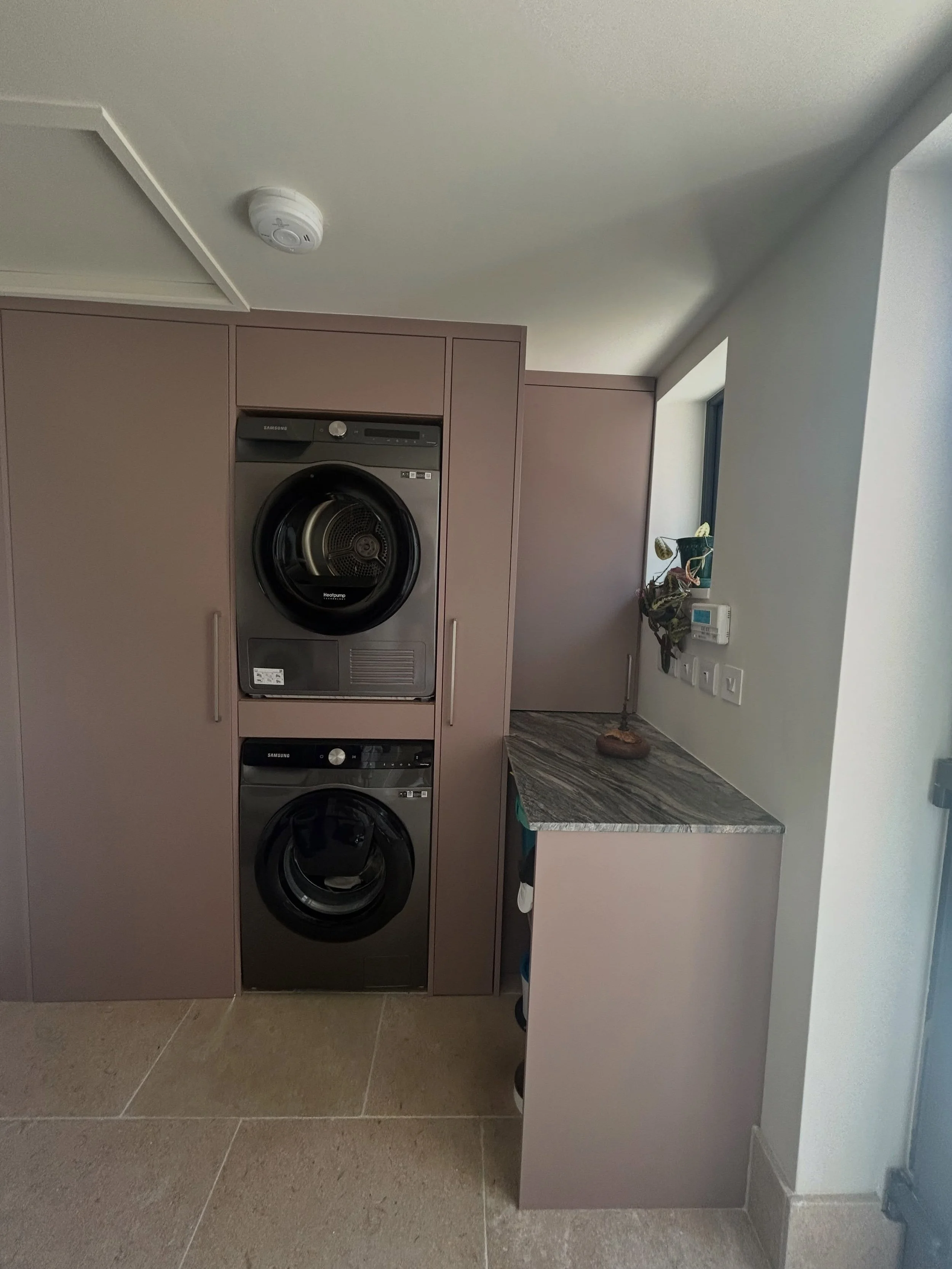 Love this little utility room! 😍
&bull;
A clever use of space, keeping all those everyday household essentials neatly tucked away while providing plenty of practical storage.
&bull;
A must-have in every home!!
&bull;
#utilityroom #design #internalde