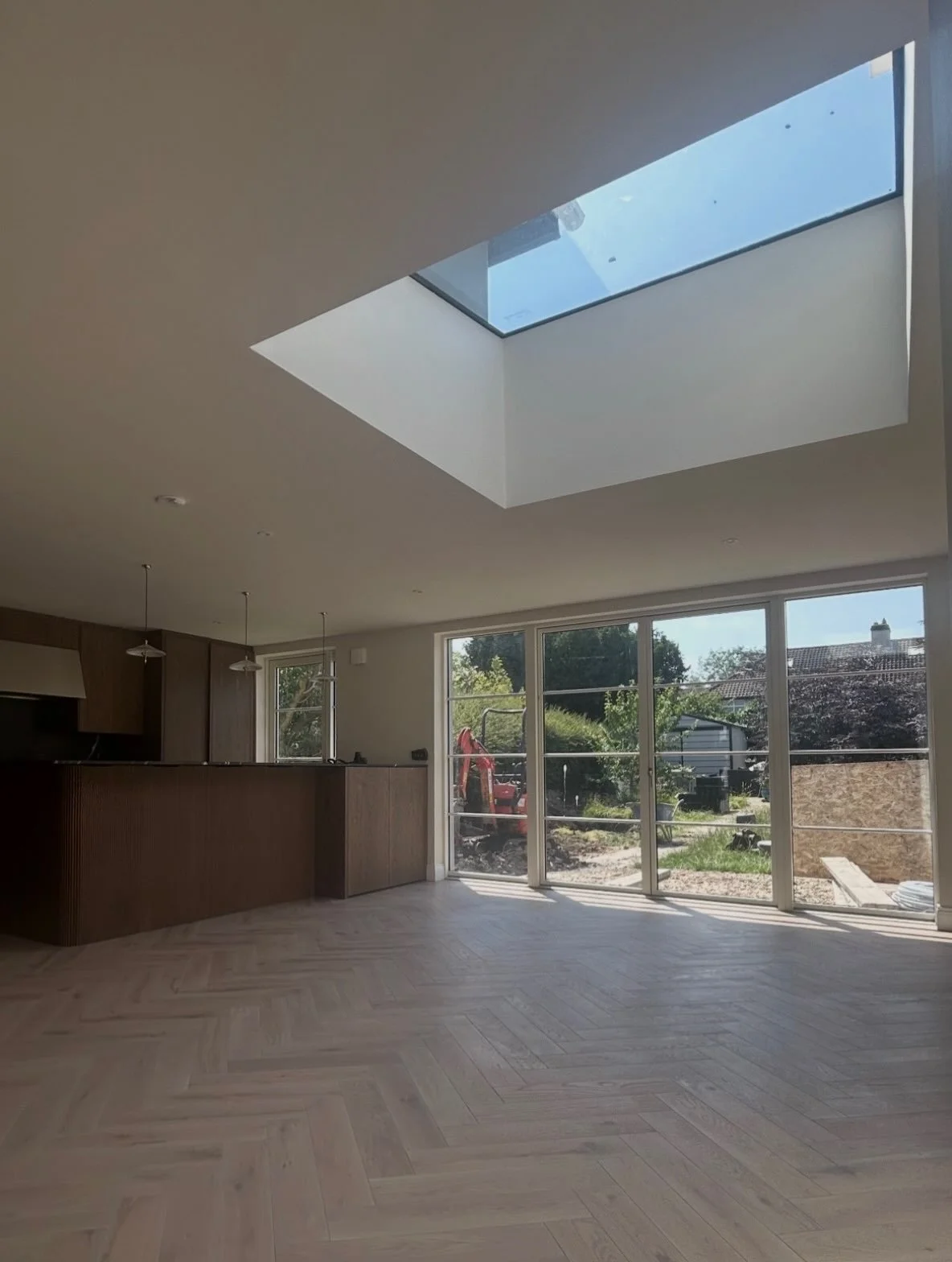 We&rsquo;ll always be advocates for skylights, as we&rsquo;ve said many times before! ☀️
&bull;
Especially in larger open-plan spaces, natural light can struggle to reach the centre of the room, leaving it feeling darker than it should. Add in a well