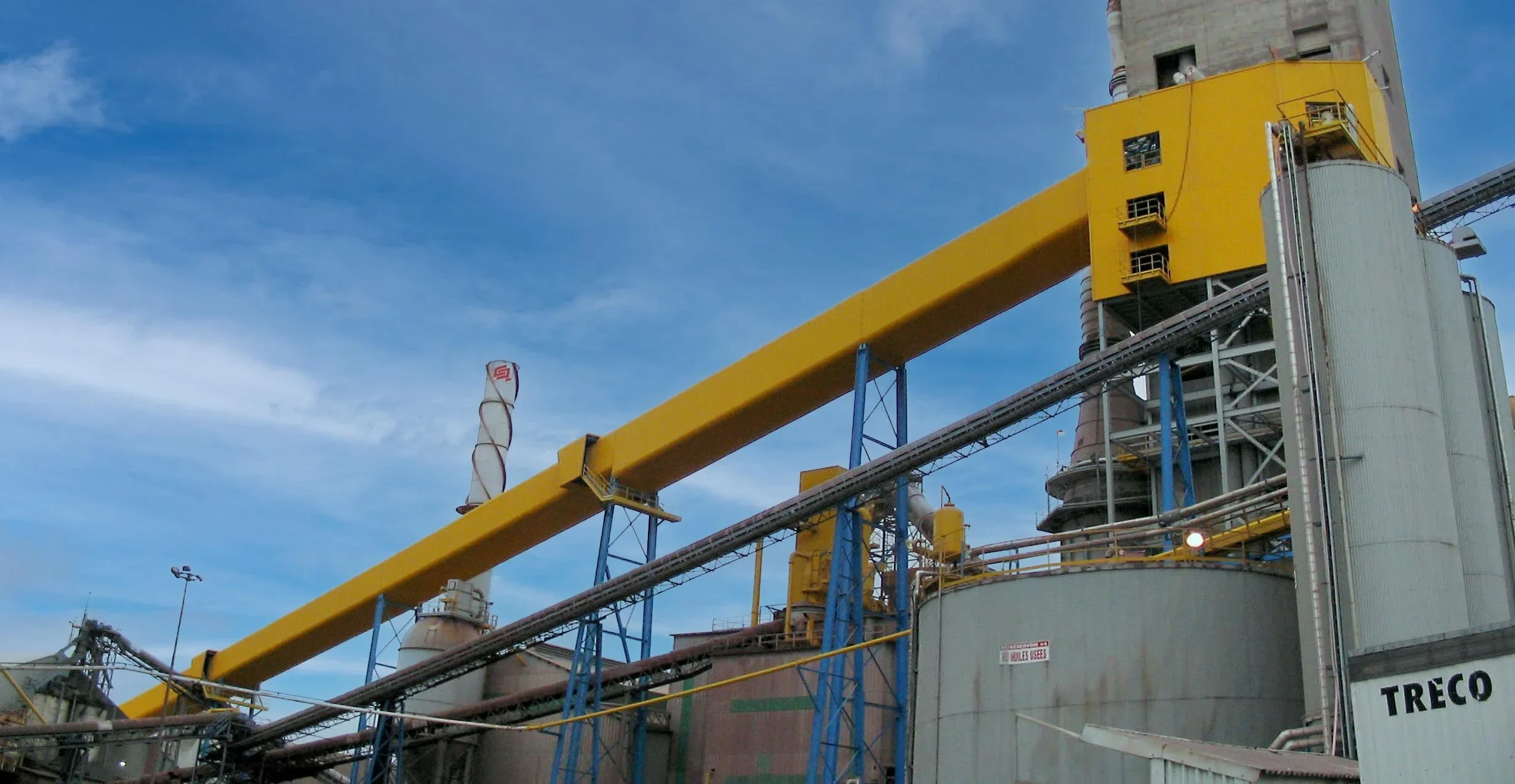 Fabrication of a tire conveyor leading to a furnace of the Ciment plant / 225 tons painted steel.
