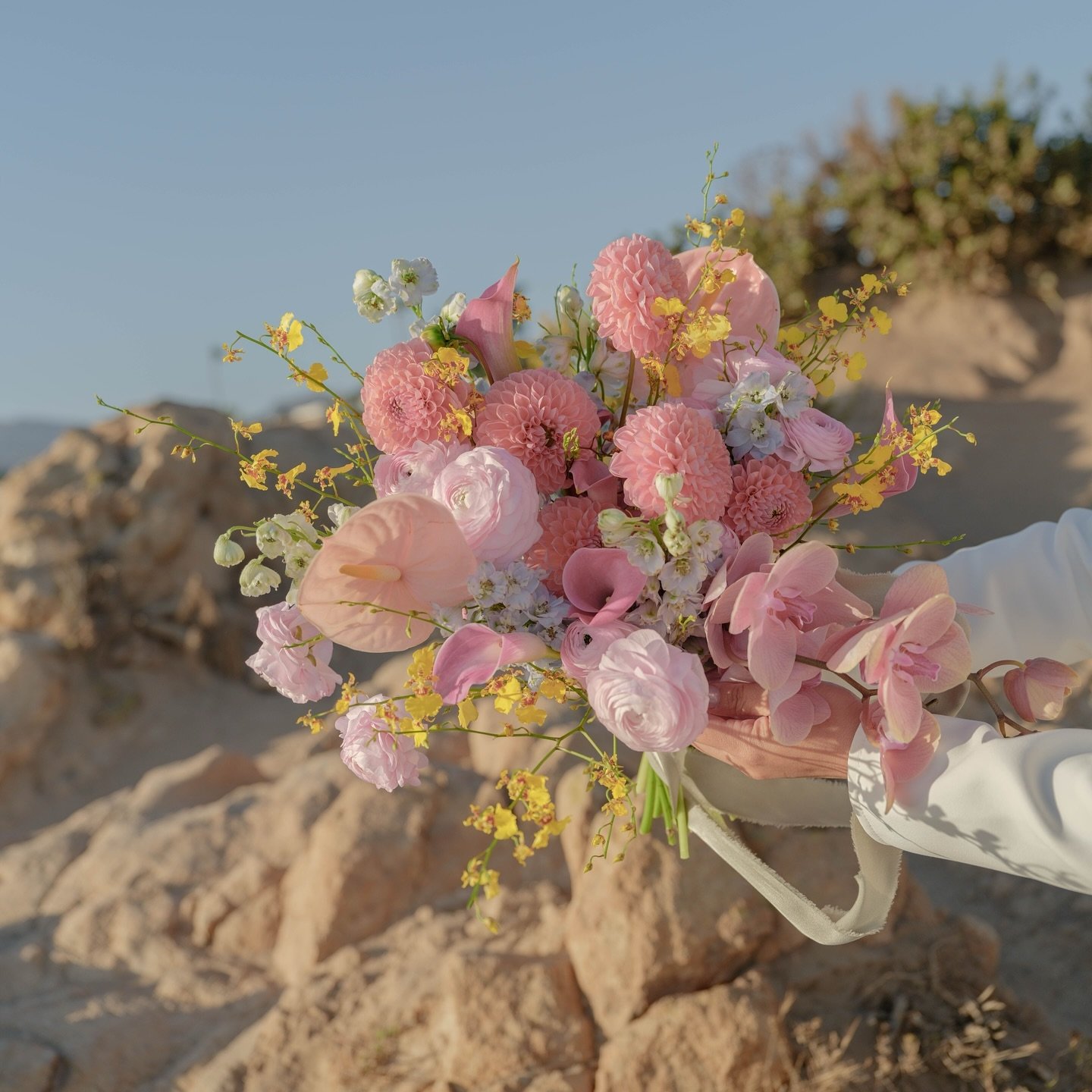 Love this fun pastel bouquet so much 🌸🌸 
.
.
#houstonweddings #houstonevents #houstonflowers