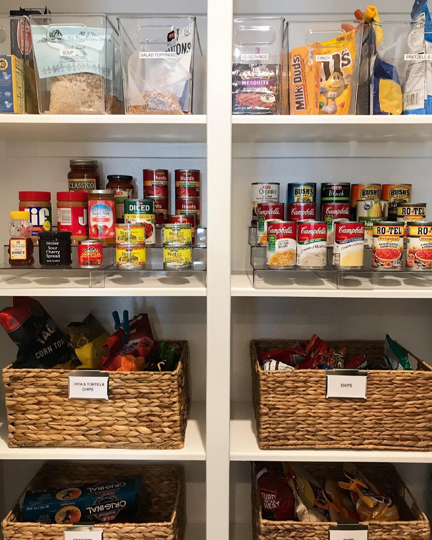Simplify your Saturday with a well-stocked pantry! 
.
.
#pantry #pantryorganization #pantrygoals #pantrymakeover #crosswellorganizing