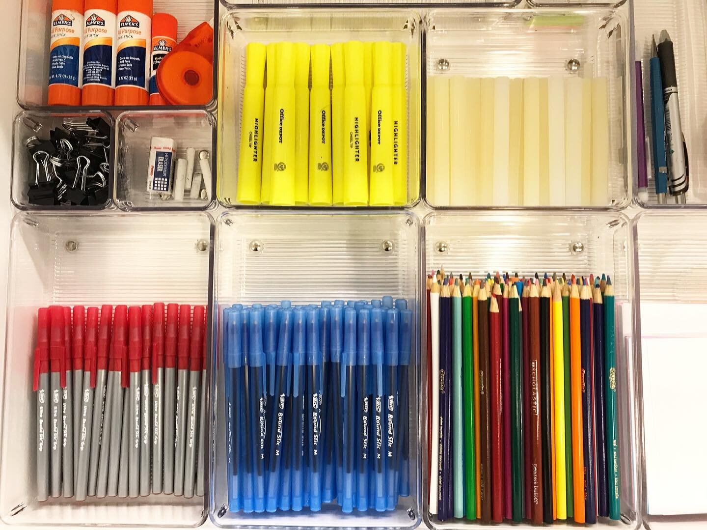 Grab your pen (or pencil or highlighter or glue stick 🤣) + let&rsquo;s get to work! Have a great week 🌈 
.
.
#schoolsupplies #kitchen #kitchendrawer #penandpaper #gettowork #newweek #organization #crosswellorganizing