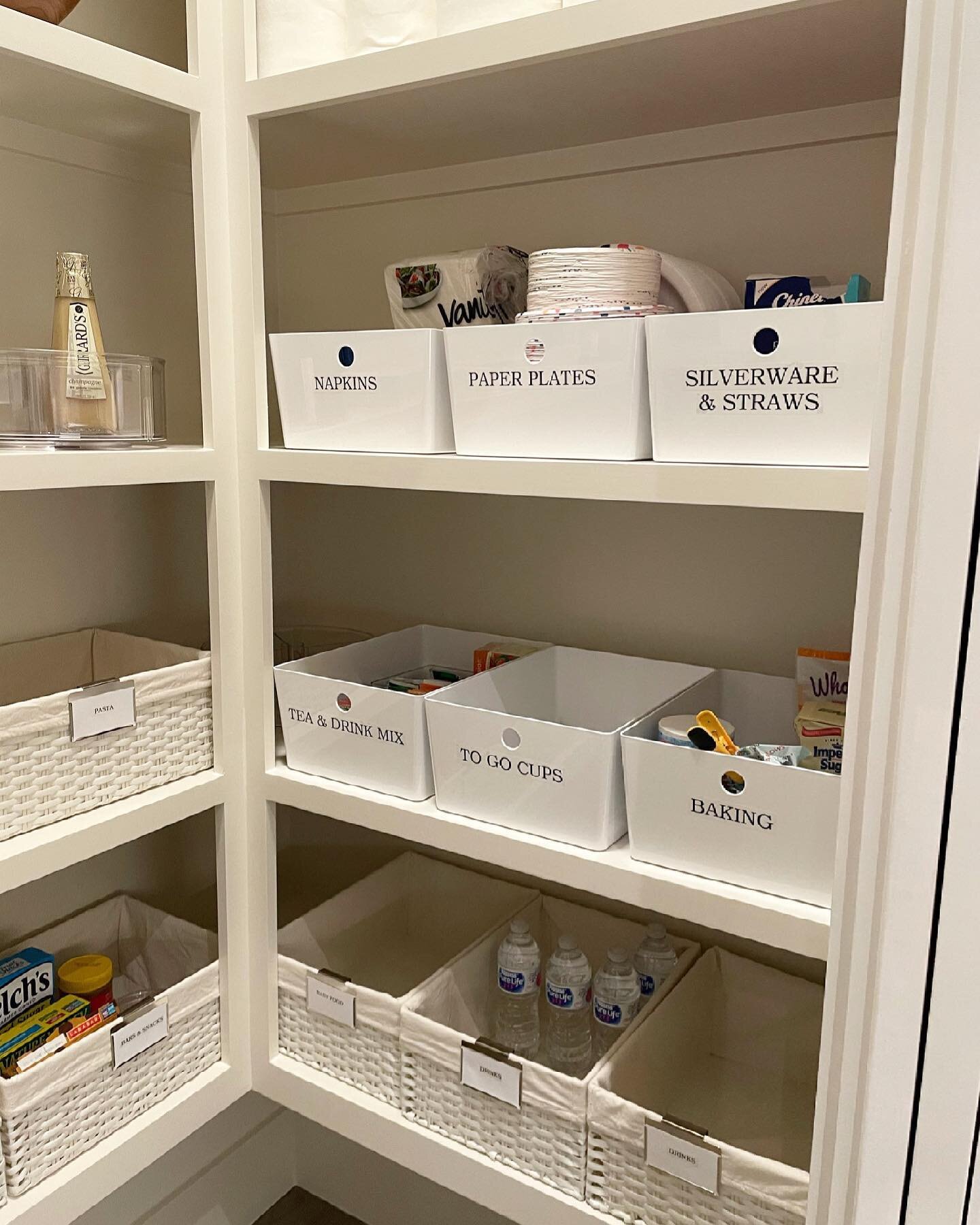 Starting summer off right with this white and bright pantry! 🤍🤍
.
.
#crosswellorganizing #pantryorganization #pantry #summer #summerorganization