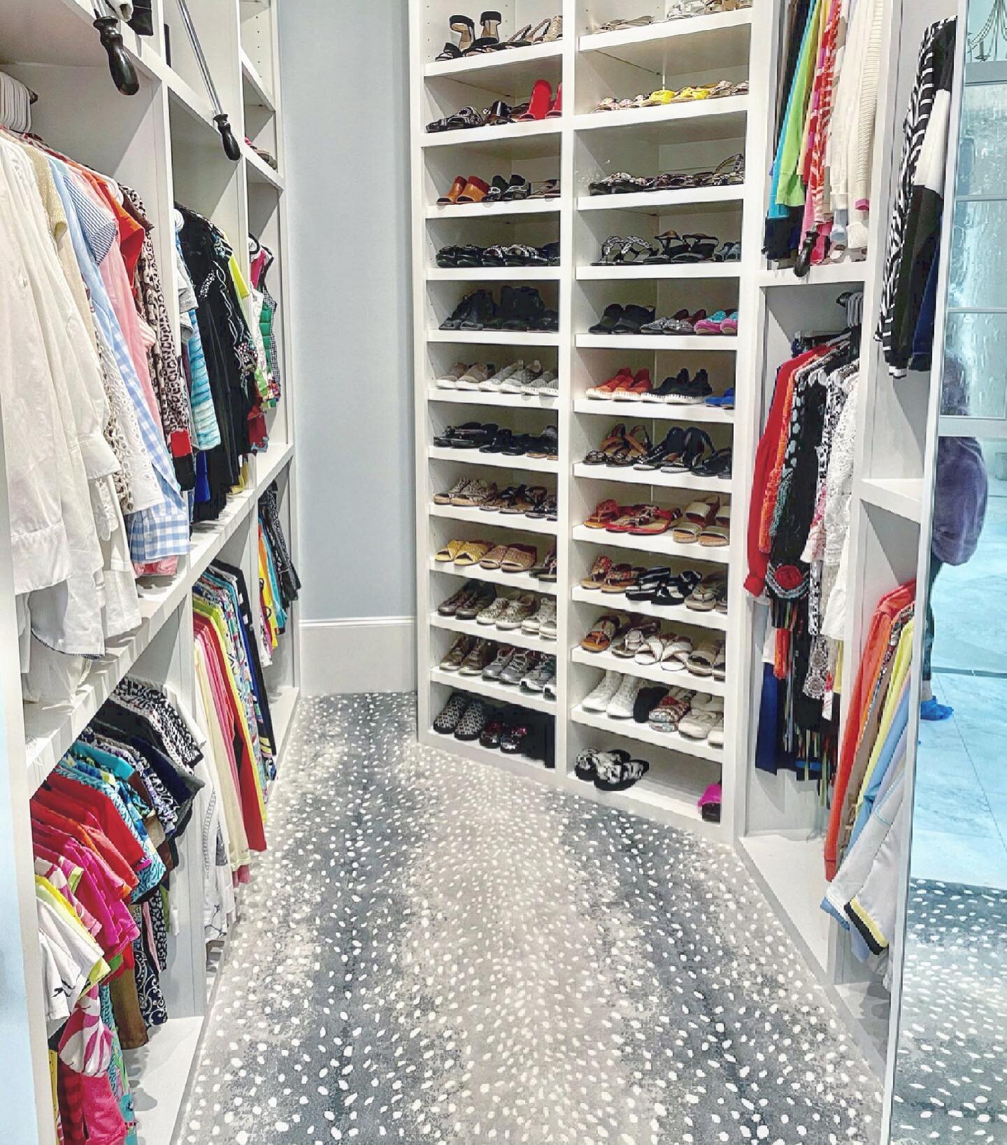 Well, color me pretty this closet is a beauty! Happy Friday! ❤️🧡💛💚💙💜
.
.
#crosswellorganizing #closet #organization #closetorganization #home #organize #wardrobe #colorful #colorfulwardrobe #shoes #shoeshelves #colorcoded