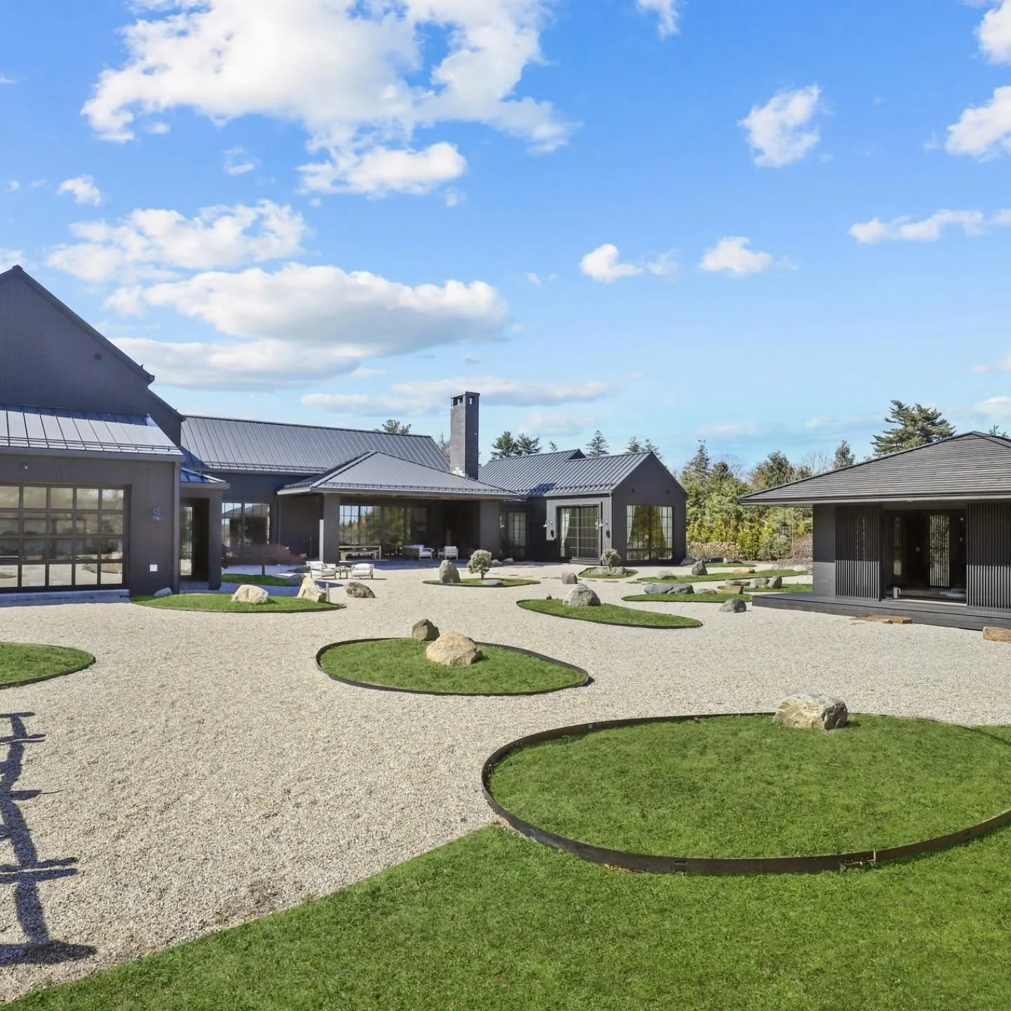 Serenity meets modern design in this New York estate, with a Japanese tea house, Zen-inspired gardens and private wellness spaces. Extraordinary property of the day represented by my colleague Wendy Alper and Stuart Alper of William Pitt - Julia B. F