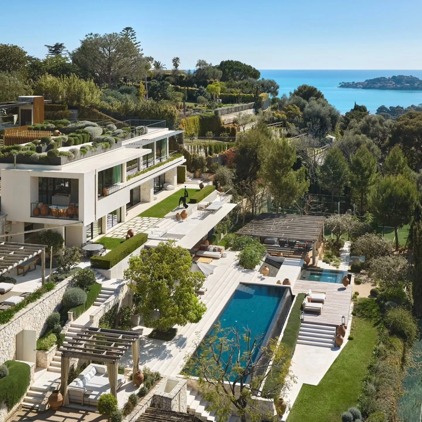 Breathtaking interiors flow toward the Mediterranean, opening to an exquisite alfresco dining space and total poolside bliss in this French Riviera estate.

Extraordinary property of the day represented by Peter Illovsky of Cote d'Azur Sotheby's Inte