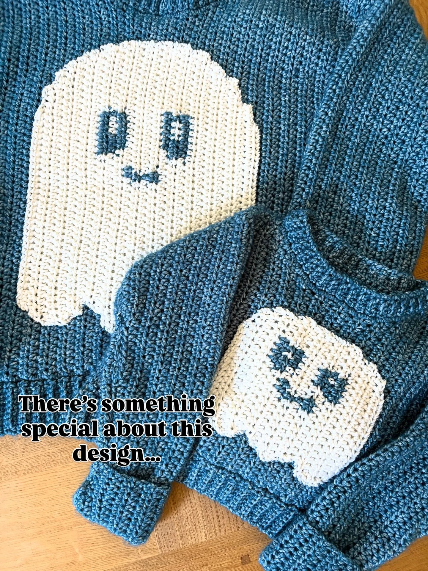 Love this design that&rsquo;s on the cover of the latest issue of @crochetnowmag using @yarnsmiths pebble haze and glow in the dark yarns!!! From @woolwarehouse. And there&rsquo;s a mini me size to make too!  Just in time for spooky months 🥰👻