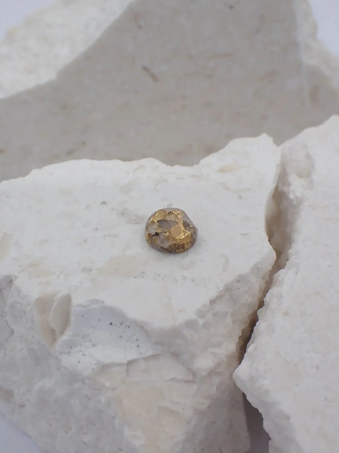 Gold embedded in natural Quartz stone