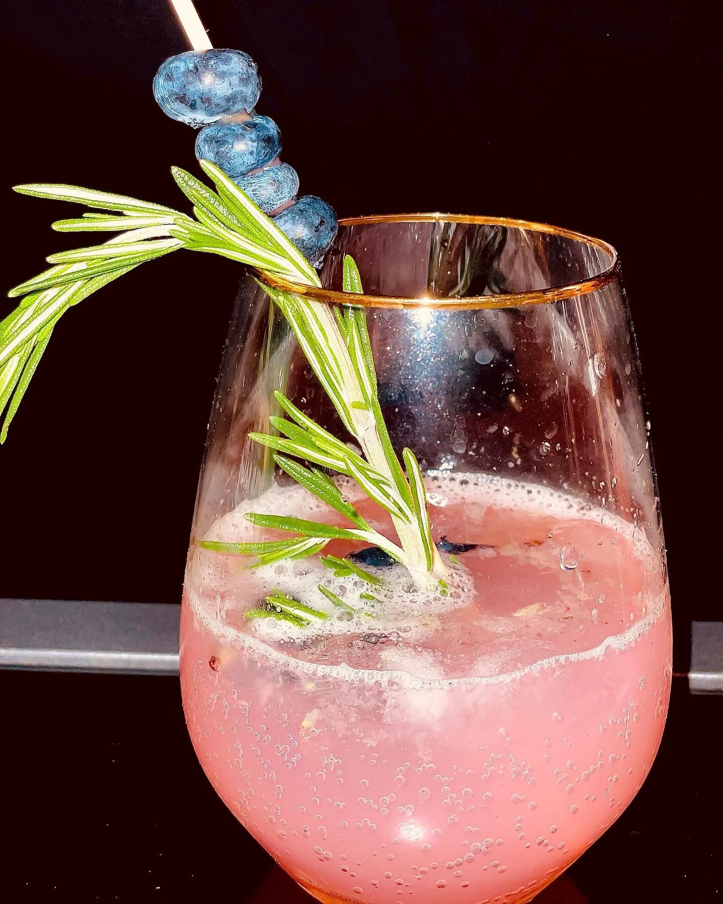 🗣 mocktail alert!  This may be one of my favorite drinks so far! 🫐🧊😋