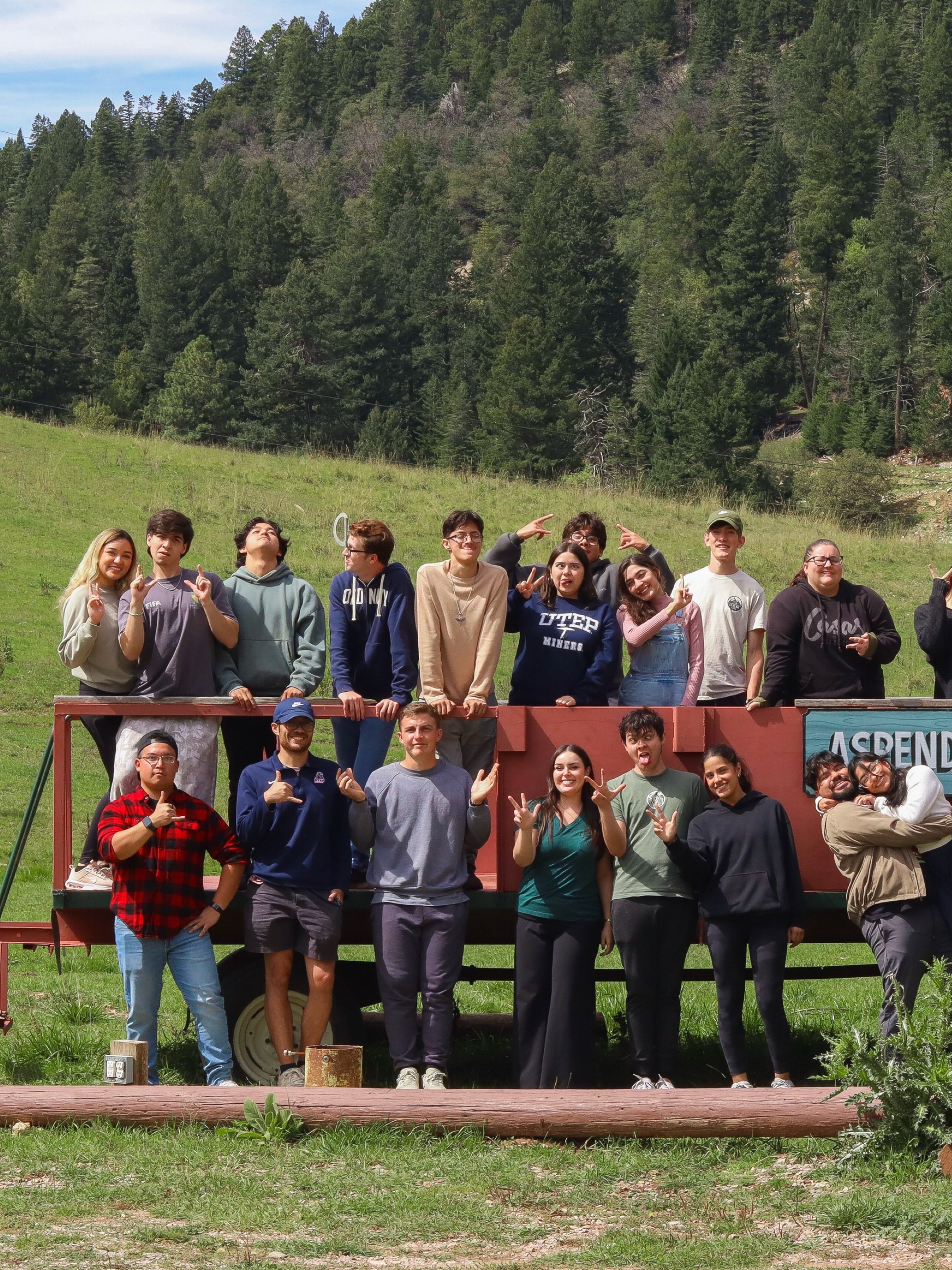 TO THE CORE 🔥🫀❤️&zwj;🔥

A weekend of slowing down, getting into God&rsquo;s Word, spending time in His presence, praying, and serving together.

So grateful for this group and for the weekend God gave us!! @fbcep.college @cbc__cam 

Swipe through 