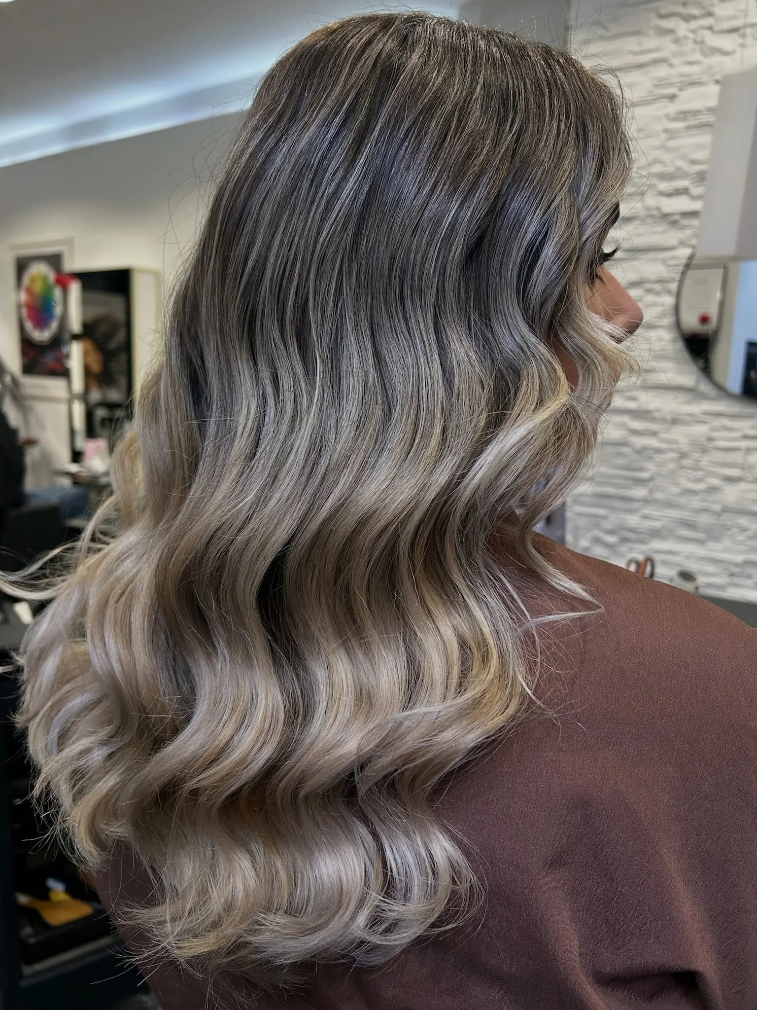 Dimensional Blond ✨
Baby Highlights und Teasy Lights mit Blondierung Bond RX f&uuml;r ein nat&uuml;rliches Blond mit Dimension.

Hair by Insider Stylistin Ela.

#balayagedandpainted #blondingspecialist #hairstylist