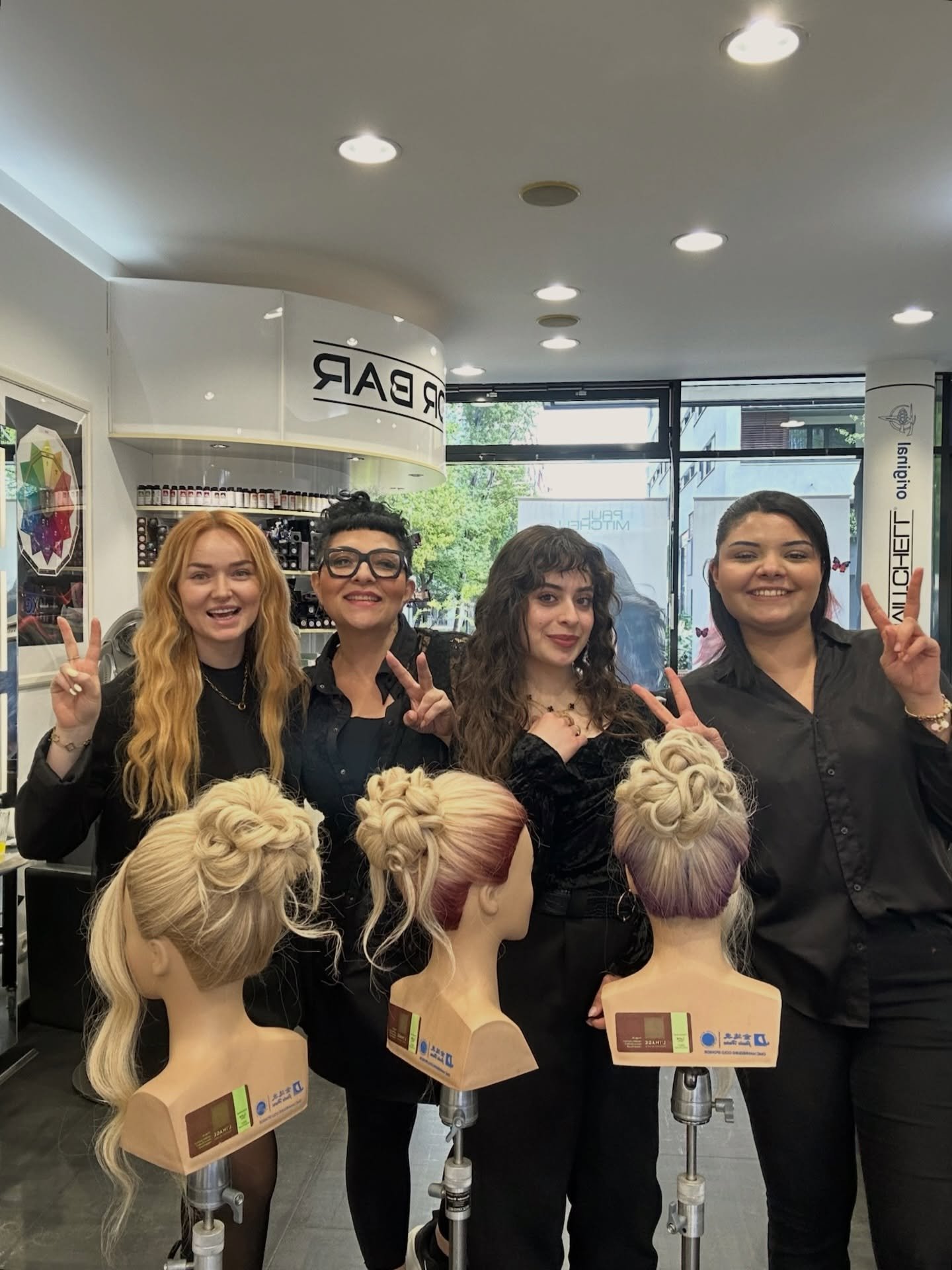 Montag = Seminartag 😍
Danke @lisabedrava_paulmitchell f&uuml;r die neuen Impulse und den inspirierenden Austausch f&uuml;r unsere Lehrlinge 💫 

#insiderofhair #hairseminar #weiterbildung #hairinspiration