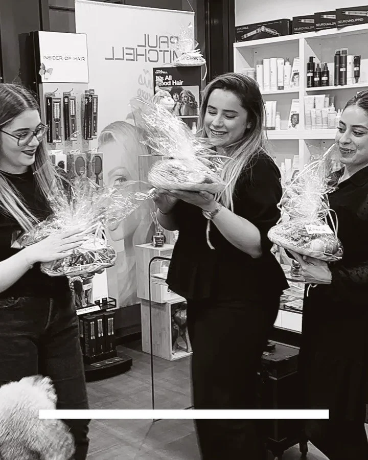 Der Osterhase war wieder da 🐰
Nester versteckt &ndash; und unser Team auf Mission.

Frohe Ostern! 💛 

#havefunatwork #teamlove #easterweekend