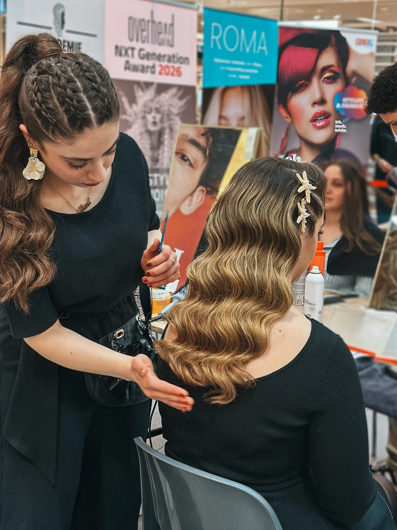 Die Stars von morgen auf der B&uuml;hne 🔥
Beim Landeslehrlingswettbewerb der Wiener Friseur:innen im Riverside 2026:

Aleksandra &ndash; 2. Platz Herren Styling

Kamria &ndash; 1. Platz Damen Styling &amp; 3. Platz Herren Styling 

Mit Kreativit&aum