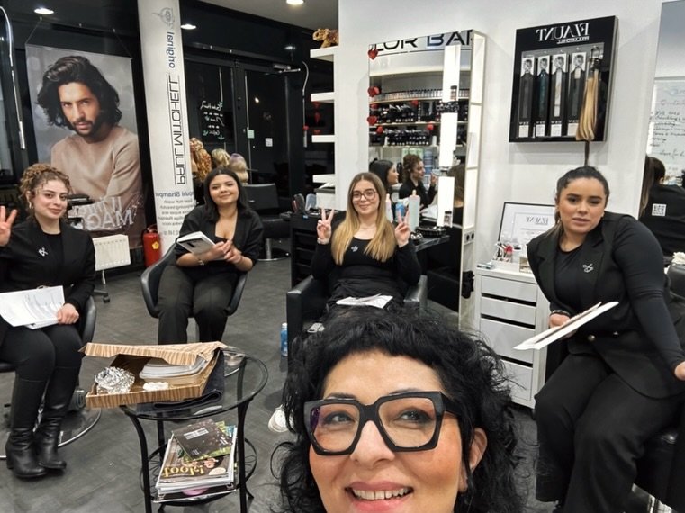 Seit 2009 f&uuml;hre ich Insider of Hair &ndash; und heute bin ich besonders stolz. Aus einer Vision ist ein Team aus f&uuml;nf starken Frauen geworden, die jeden Tag gemeinsam diesen Salon mit Leben f&uuml;llen. 

Alles Gute zum internationalen femi