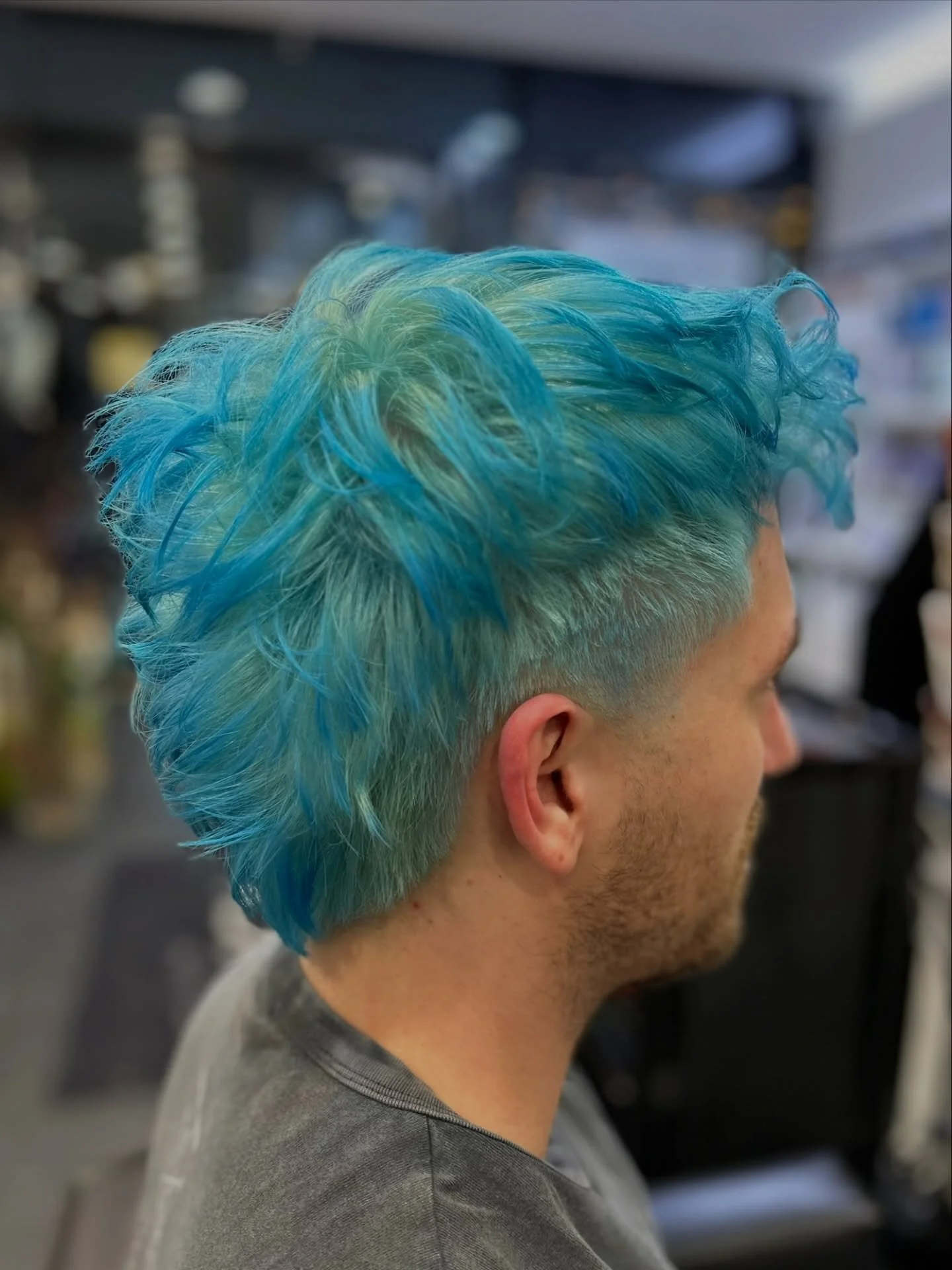 Struktur, Bewegung und Attitude f&uuml;r @maximilian.brendel von @brendelundsoehne 🩵
 
#havefunatwork #menshairstyles #bluehaircolor