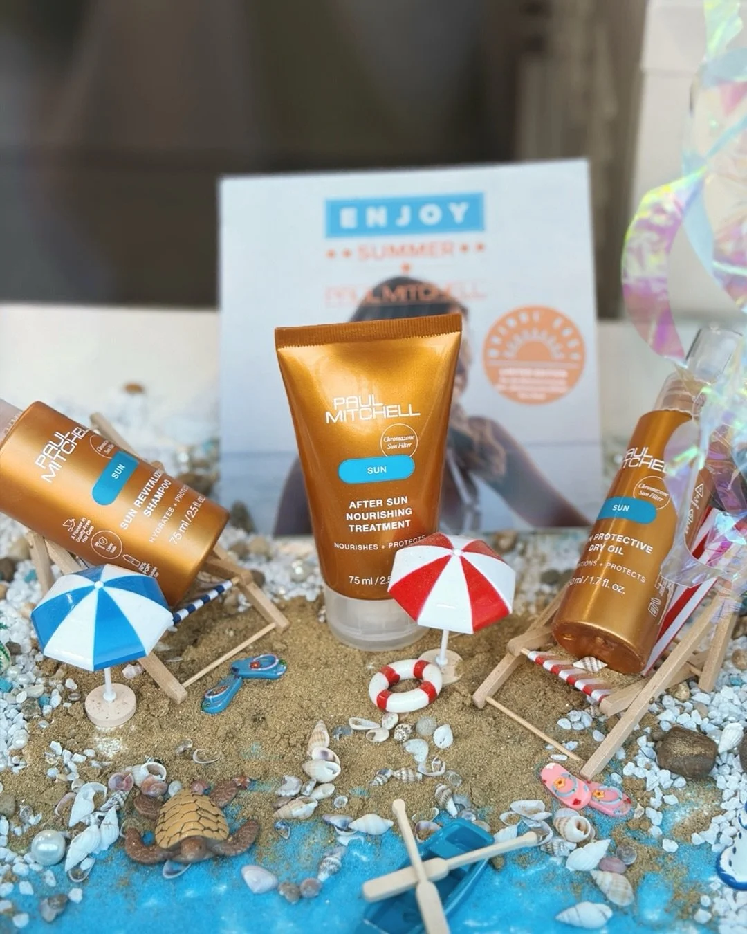 Die Koffer werden gepackt? Dann d&uuml;rfen eure Haare nicht zu kurz kommen. 

Unsere Paul Mitchell Sun Care Minis sind die perfekten Reisebegleiter &ndash; sie sch&uuml;tzen, pflegen und schenken eurem Haar auch nach Sonne, Salz und Pool die Extrapo
