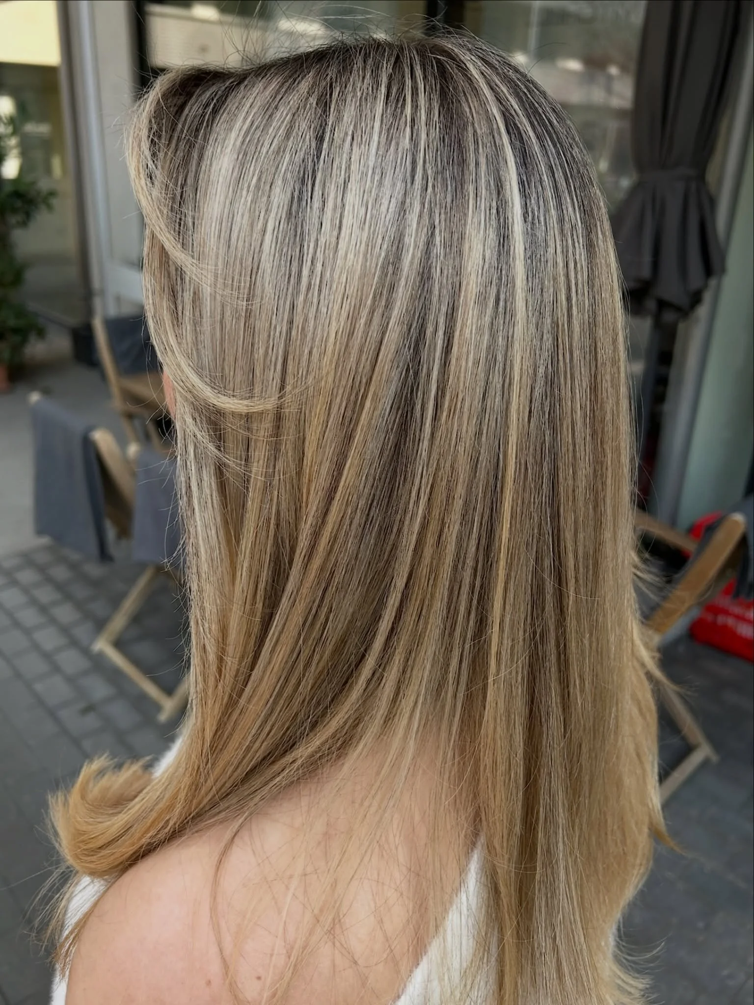 Highlights mit Bond RX &amp; Root Melting f&uuml;r einen soften &Uuml;bergang und ein nat&uuml;rliches, elegantes Blond. 

By Stylistin Ela 🤍

#SoftBlonde #RootMelting #BondRX