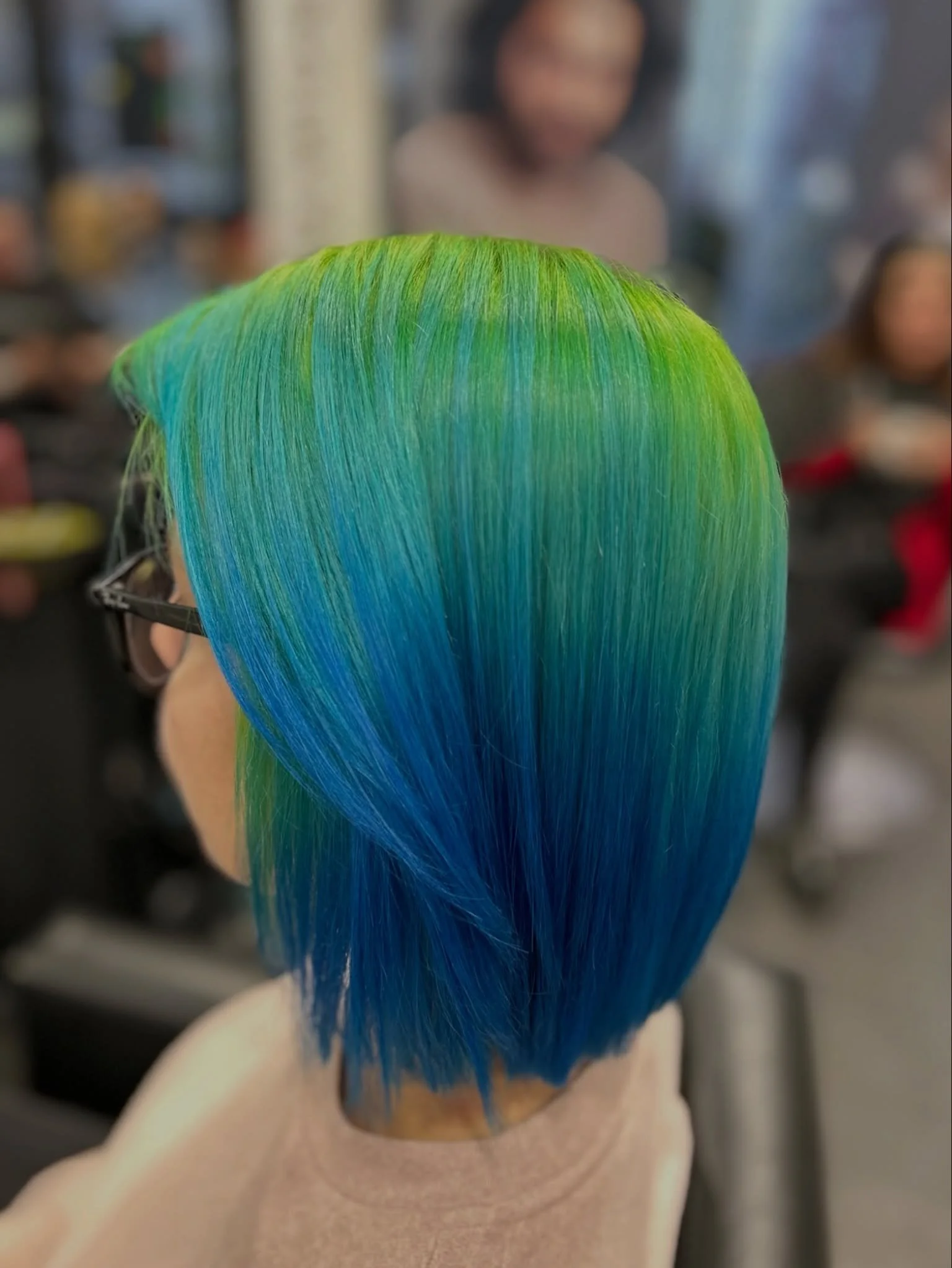 Color Ways Technik f&uuml;r moderne Farbreflexe, Tiefe und einen einzigartigen Ocean Glow.

by Senior Stylistin Saniye 💙

#OceanColor #ColorWays #HairColor