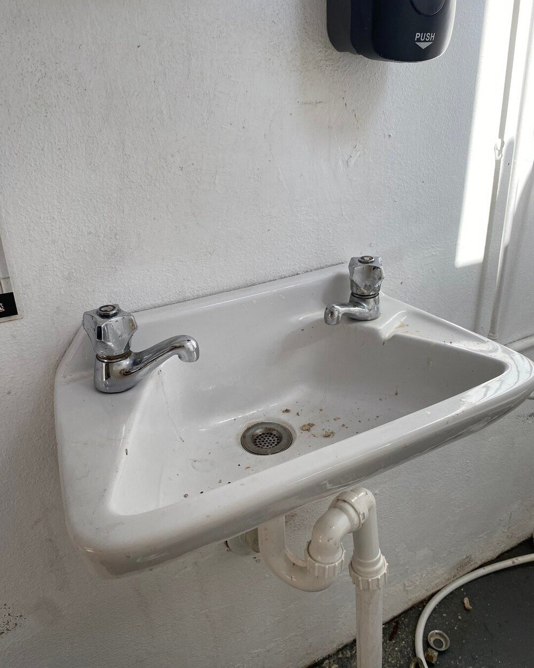 Tapware Upgrade, Residential Home, Greystanes, NSW

Sometimes simple is best! This customer called us out to remove the old pillar tapware and install a brand new modern style mixer tap for the outside bathroom.

Www.quartzplumbingservices.com.au 

.