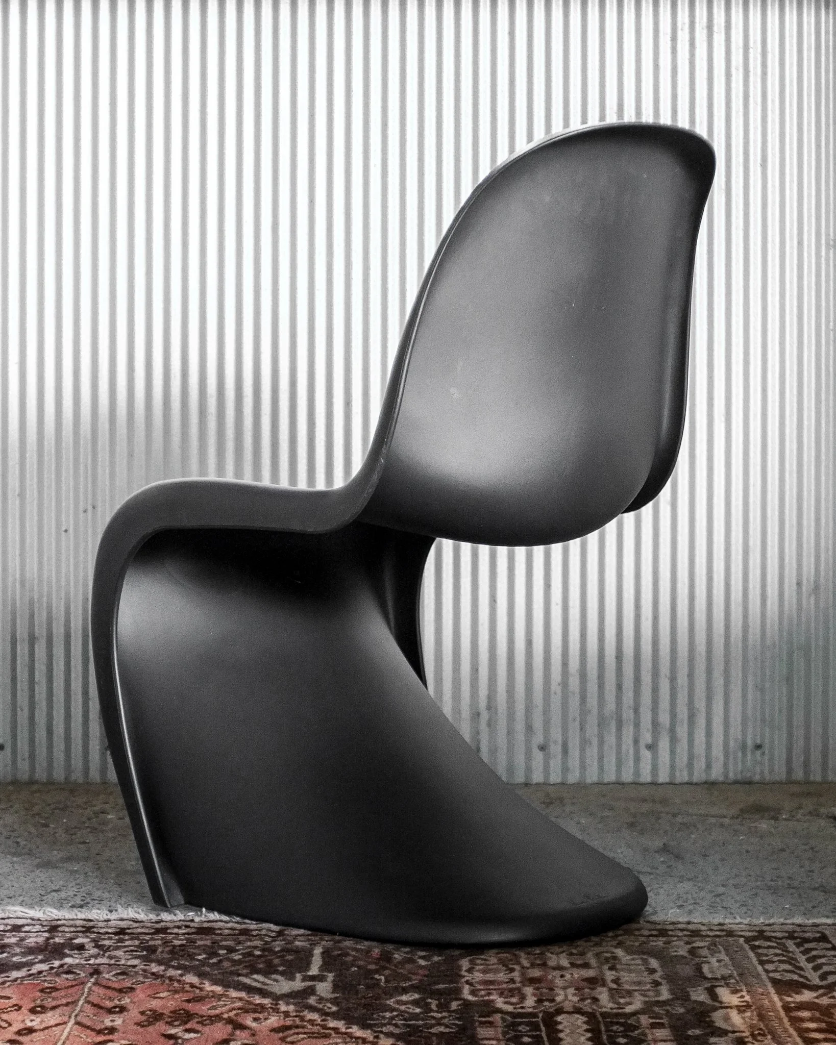 blackpantonchairs-4.jpg