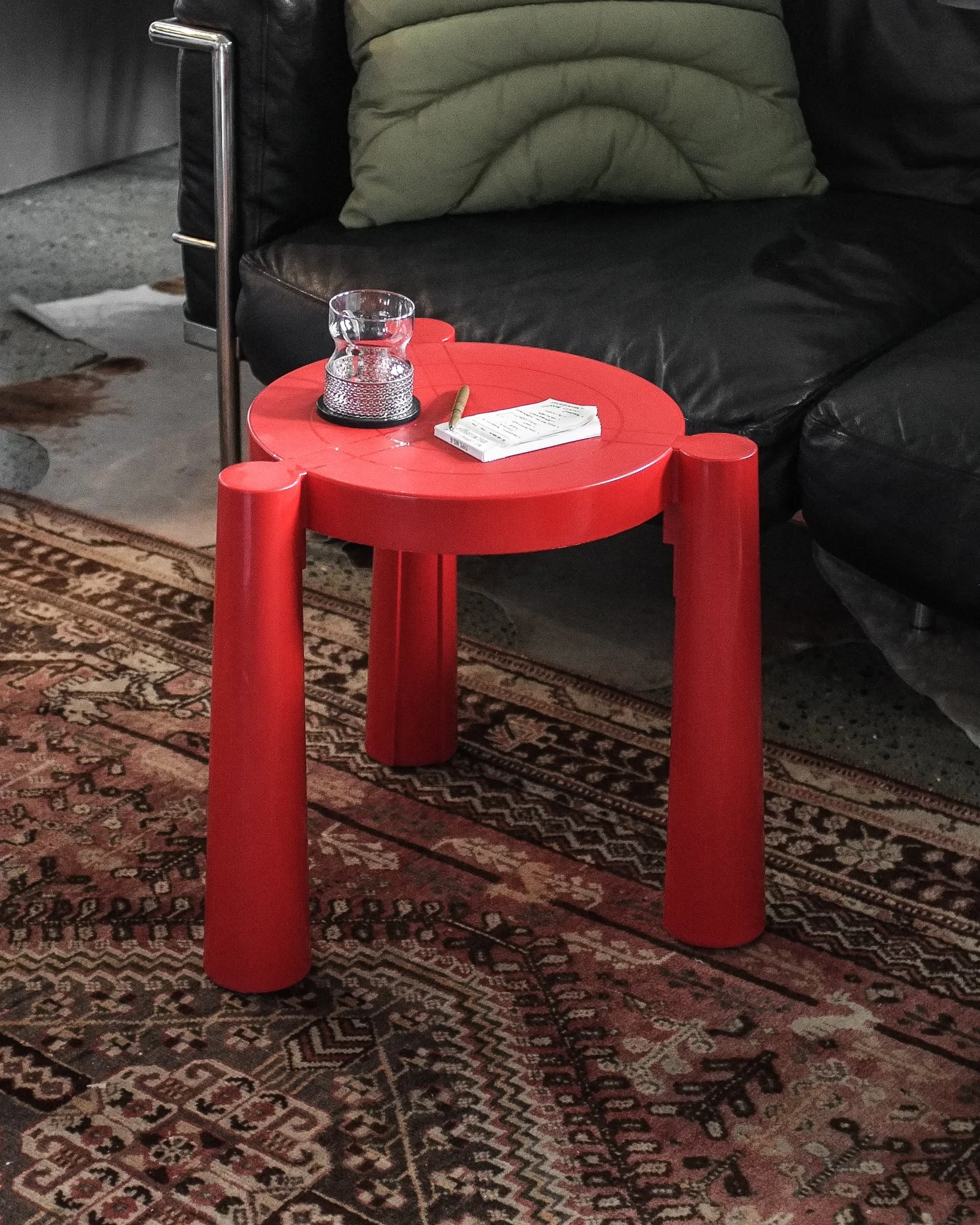 kartelltavellostoolred.jpg
