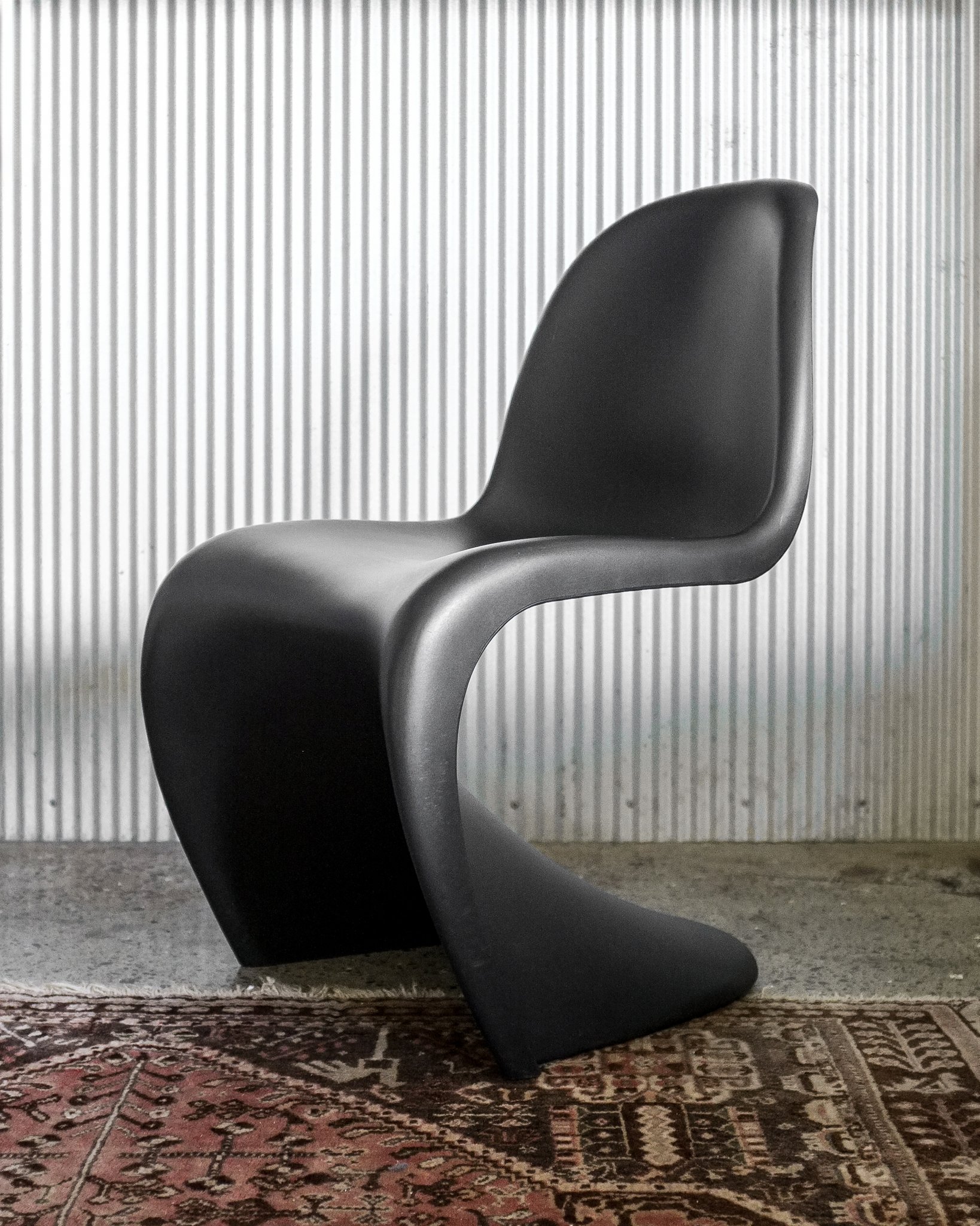 blackpantonchairs-6.jpg