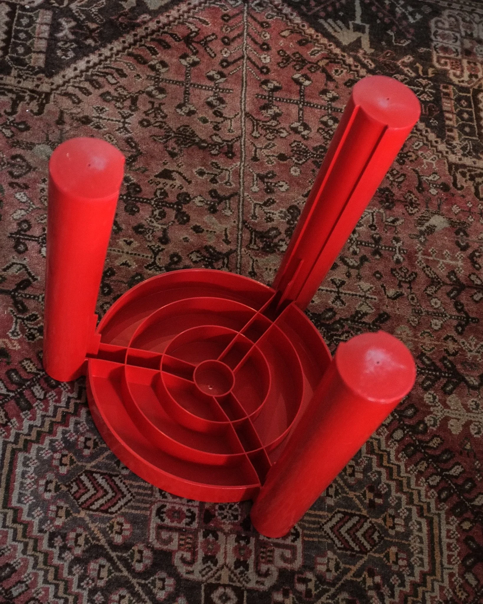 kartelltavellostoolred-2.jpg