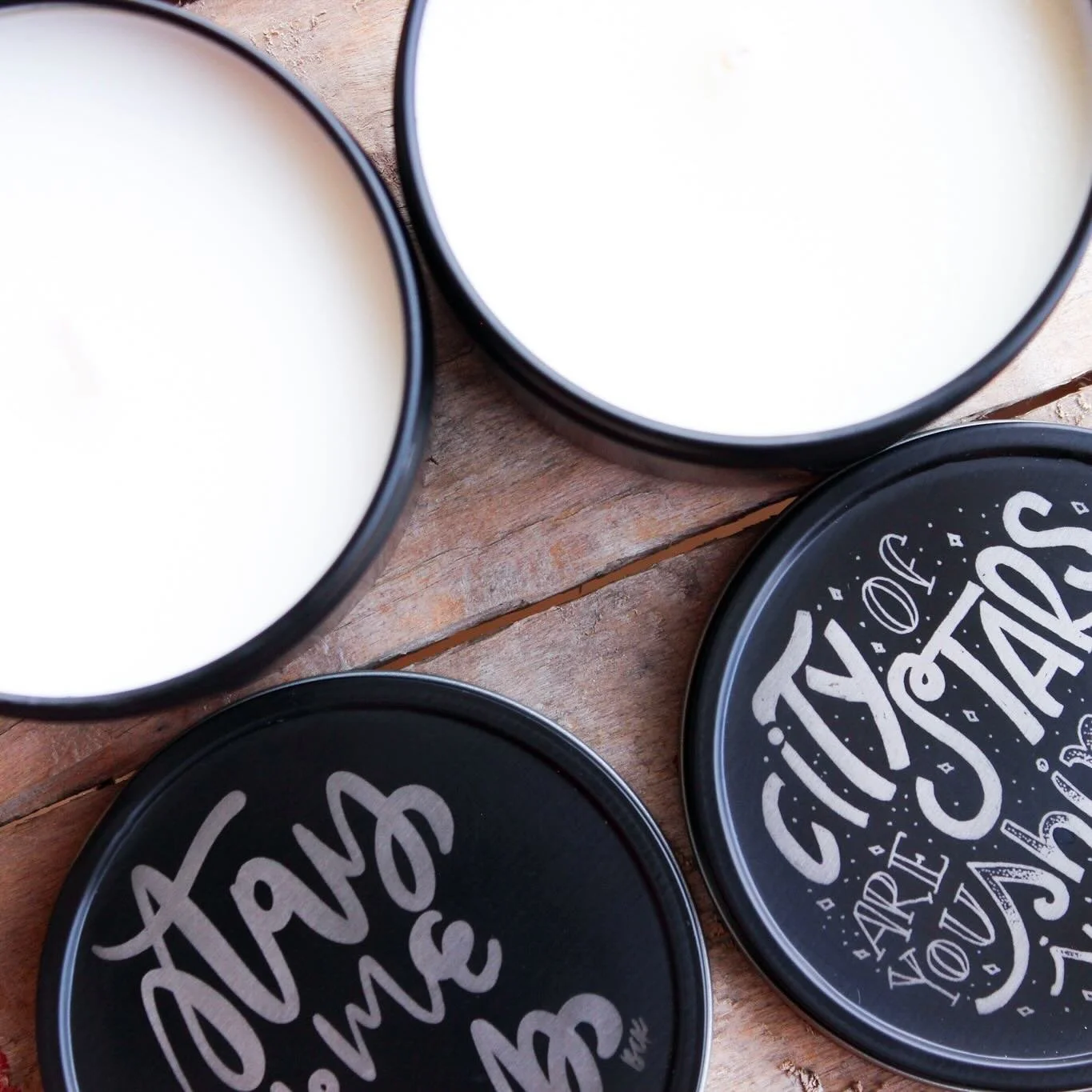 It&rsquo;s not fall quite yet, but with this weather here in Qu&eacute;bec, we already feel like getting cozy and lighting up a candle 🍁🕯️

And we have to control ourselves to not use all of our candles because they smell so good! 😍😬

#candle #ca
