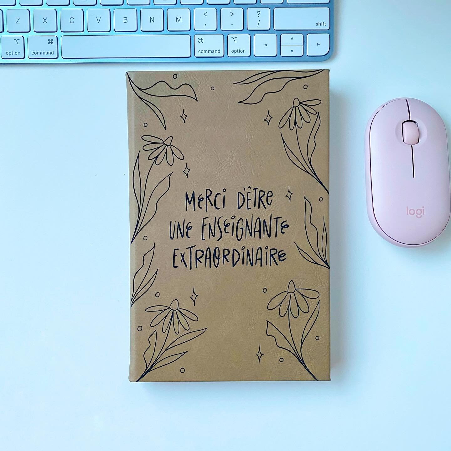 Special post for another laser engraved notebook because they don&rsquo;t get as much love as they should 🥹❤️

Drawing and lettering by @beckoche 

#customnotebook #fauxleather #leatherette #laserengraved #customgiftideas #etsycanada #etsyquebec