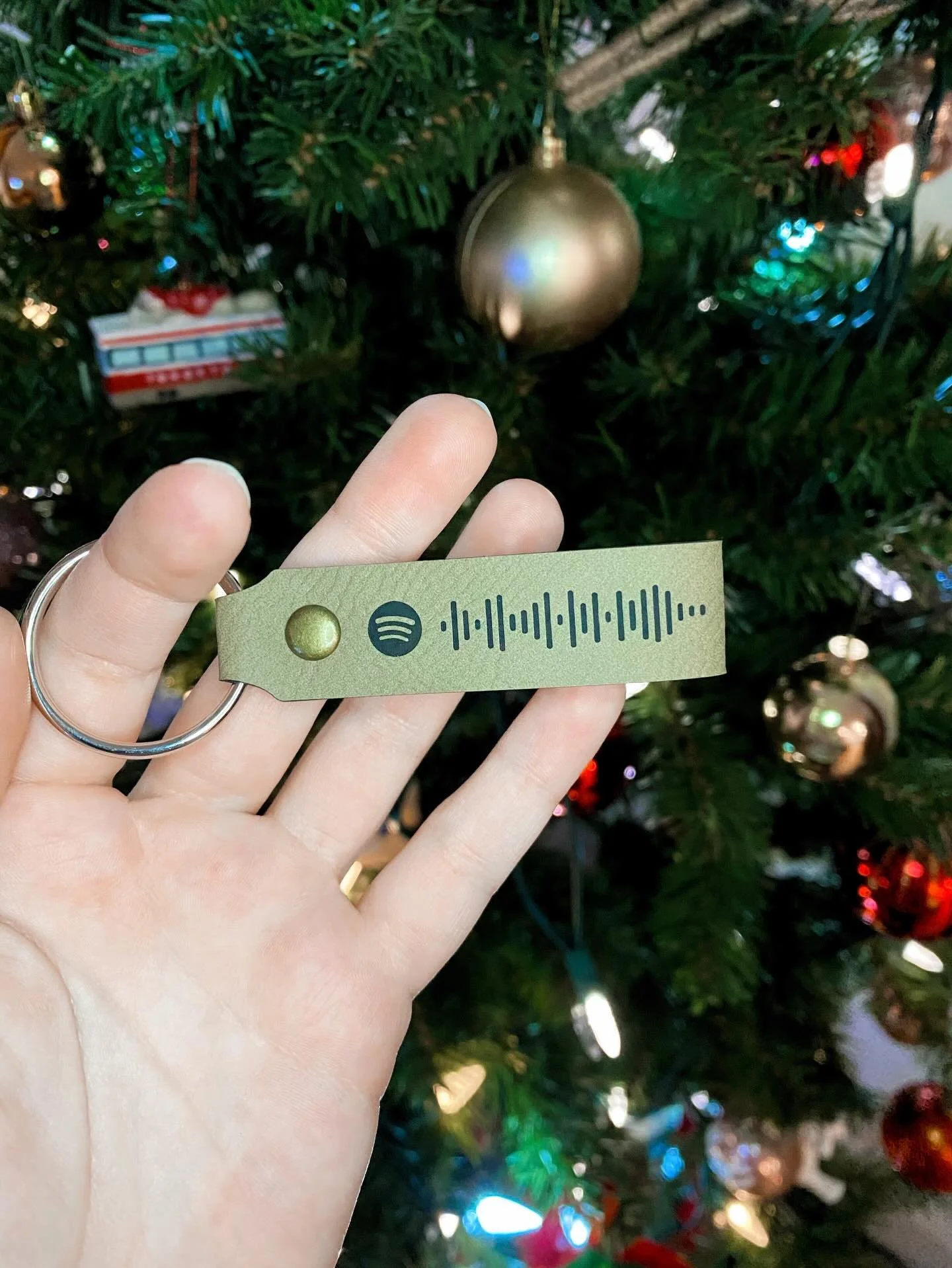 These faux leather keychains don&rsquo;t get as much love as they deserve 🥺❤️

#fauxleather #laserengraving #spotifykeychain #customgifts #etsycanada